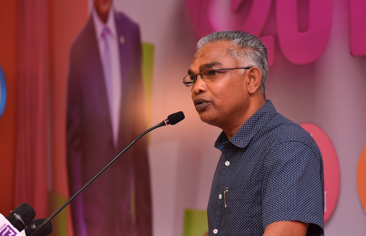 މާލެ، މޭ 14، 2017- ޕީޕީއެމް ކޯލިޝަނުން އެމްޑީއޭގެ ޖަގަހައިގައި ބޭއްވި ޖަލްސާގައި އެ ޕާޓީގެ ޑެޕިއުޓީ ސެކްރެޓަރީ ޖެނެރަލް އިގުބާލް އާދަމް ވާހަކަ ދައްކަވަނީ.---މިހާރު ފޮޓޯ: ހުސެއިން ވަހީދު