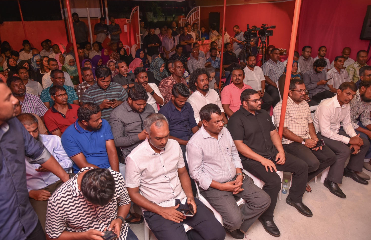 މާލެ، މޭ 14، 2017- ޕީޕީއެމް ކޯލިޝަނުން އެމްޑީއޭގެ ޖަގަހައިގައި ބޭއްވި ޖަލްސާގެ ތެރެއިން.---މިހާރު ފޮޓޯ: ހުސެއިން ވަހީދު