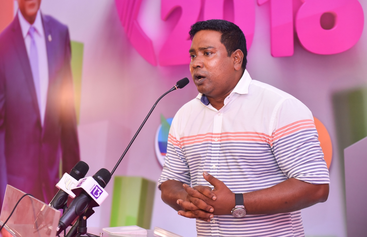 މާލެ، މޭ 14، 2017- ޕީޕީއެމް ކޯލިޝަނުން އެމްޑީއޭގެ ޖަގަހައިގައި ބޭއްވި ޖަލްސާގައި ހޯރަފުށީ ދާއިރާގެ އެމްޑީއޭގެ މެމްބަރު މުހައްމަދު އިސްމާއީލް ވާހަކަ ދައްކަވަނީ.---މިހާރު ފޮޓޯ: ހުސެއިން ވަހީދު