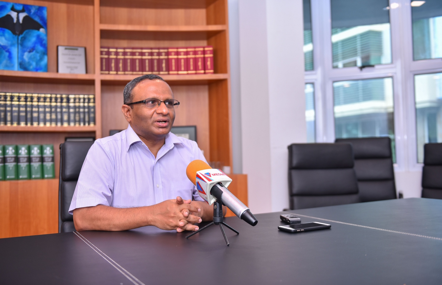 ސުއޫދު މިއަދު ނޫސްވެރިންނާ ވާހަކަ ދައްކަވަނީ: އޭނާގެ މައްޗަށް ފުލުހުން ކުރަނީ ފުލުހުންގެ ވާޖިބަށް ހުރަސް އަޅަން އުޅުމުގެެ ތުހުމަތު ކަމަށް ވިދާޅުވި.---މިހާރު ފޮޓޯ: ހުސައިން ވަހީދު