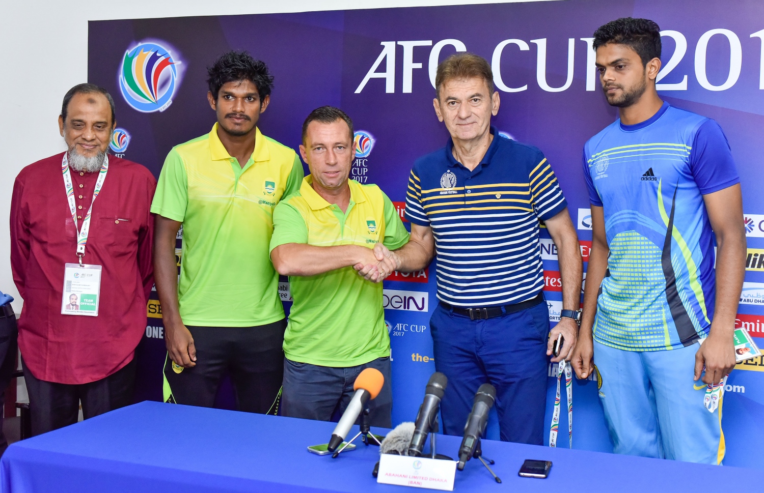 މެޗުގެ ކުރިން އޮތް ނޫސްވެރިންގެ ބައްދަލުވުމުގެ ތެރެއިން އަބަހާނީގެ ކޯޗު މަމިޗް (ކ.2) އާއި މާޒިޔާގެ ކޯޗު ސެކުލޮސްކީ (މ) ސަލާމްކުރަނީ.-- ފޮޓޯ: ނިޝާން އަލީ/ މިހާރު