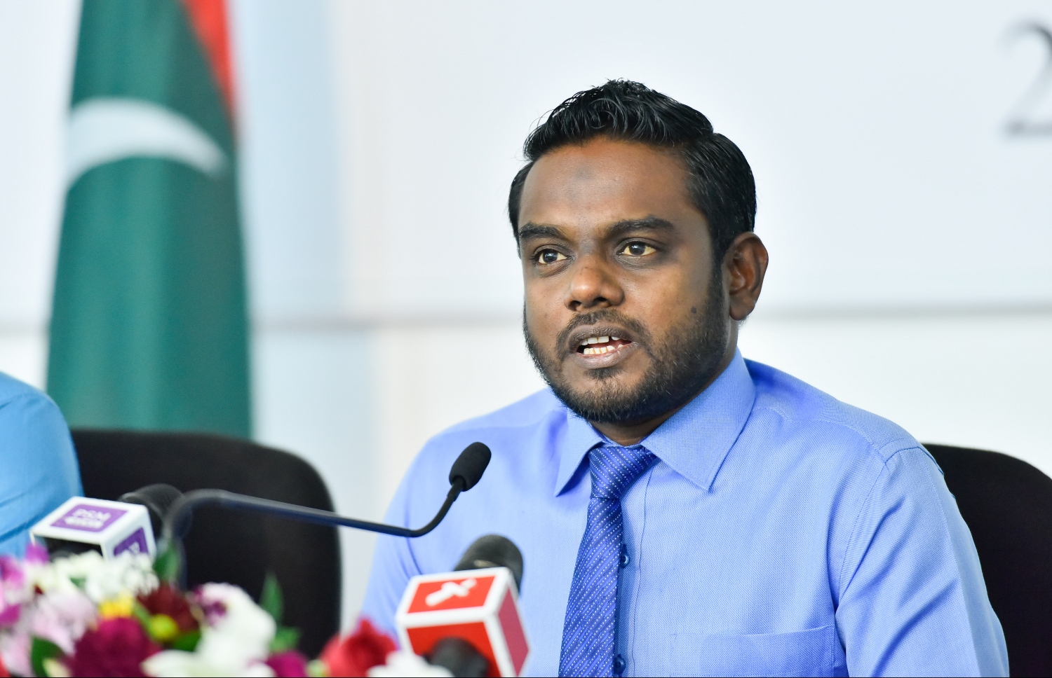 އަކްރަމް މިއަދު ވާހަކަ ދައްކަވަނީ. އިންތިހާބާ ގުޅިގެން 116 މައްސަލައެއް ހުށަހެޅުނު ކަމަށް އޭނާ ވިދާޅުވި. - ފޮޓޯ: ނިޝާން އަލީ/ މިހާރު