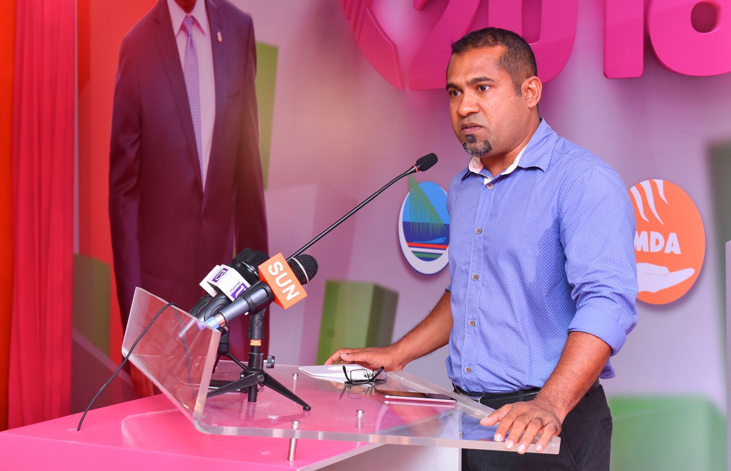 މާލެ، މޭ 16، 2017- ޕީޕީއެމްގެ ކޯލިޝަނުން އެމްޑީއޭގެ ޖަގަހައިގައި ބޭއްވި ޖަލްސާގައި އެ ޕާޓީގެ ސެކްރެޓަރީ ޖެނެރަލް އަދި ނިލަންދޫ ދާއިރާގެ މެމްބަރު އަބްދުﷲ ޚަލީލް ވާހަކަ ދައްކަވަނީ.---މިހާރު ފޮޓޯ: ހުސެއިން ވަހީދު