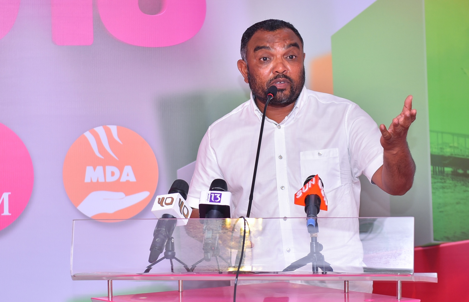 މާލެ، މޭ 16، 2017- ޕީޕީއެމް ކޯލިޝަނުން އެމްޑީއޭގެ ޖަގަހައިގައި ބޭއްވި ޖަލްސާގައި ކެލާ ދާއިރާގެ މެމްބަރު އަލީ އާރިފް ވާހަކަ ދައްކަވަނީ.---މިހާރު ފޮޓޯ: ހުސެއިން ވަހީދު