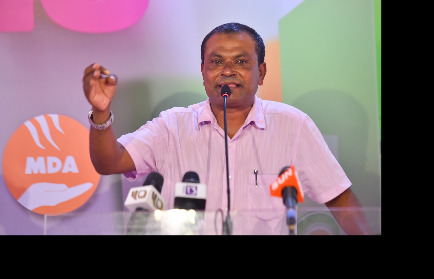 އާމިރު ޖަލްސާއެއްގައި ވާހަކަ ދައްކަވަނީ - ފޮޓޯ: މިހާރު