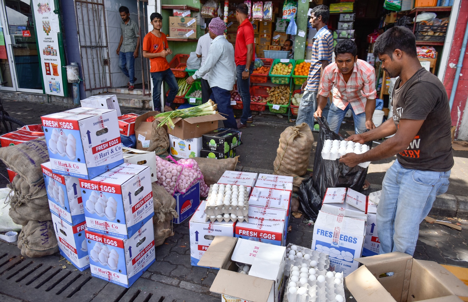 މާލެ: މޭ 17، 2017: ބާޒާރުމަތީގެ ފިހާރައެއްގައި މީހަކު ބިސް ޓްރޭއެއް އުފުލަނީ: ރޯދަމަސް ގާތްވެފައިވާއިރު، ބިސް ކޭހުގެ އަގު މިހާރު ވެސް ވަނީ އުފުލާފައި.--- ފޮޓޯ: ނިޝާން އަލީ /މިހާރު