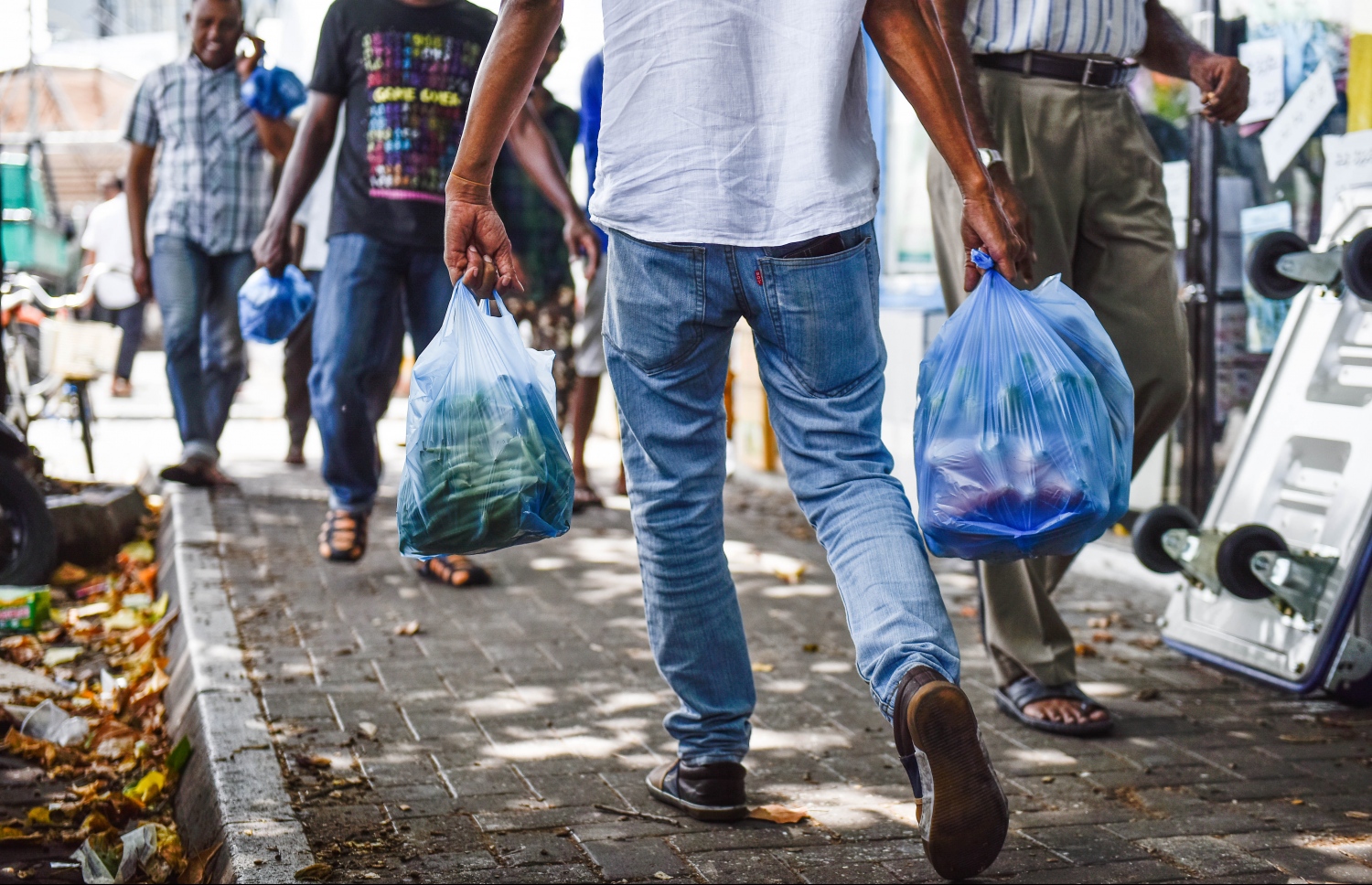 މާލެ: މޭ 17، 2017: ބާޒާރުމަތީގެ ފިހާރައަކުން މީހަކު އެއްޗެހިތަކެއް ގަނެގެން ގެންދަނީ.---ފޮޓޯ: ނިޝާން އަލީ /މިހާރު