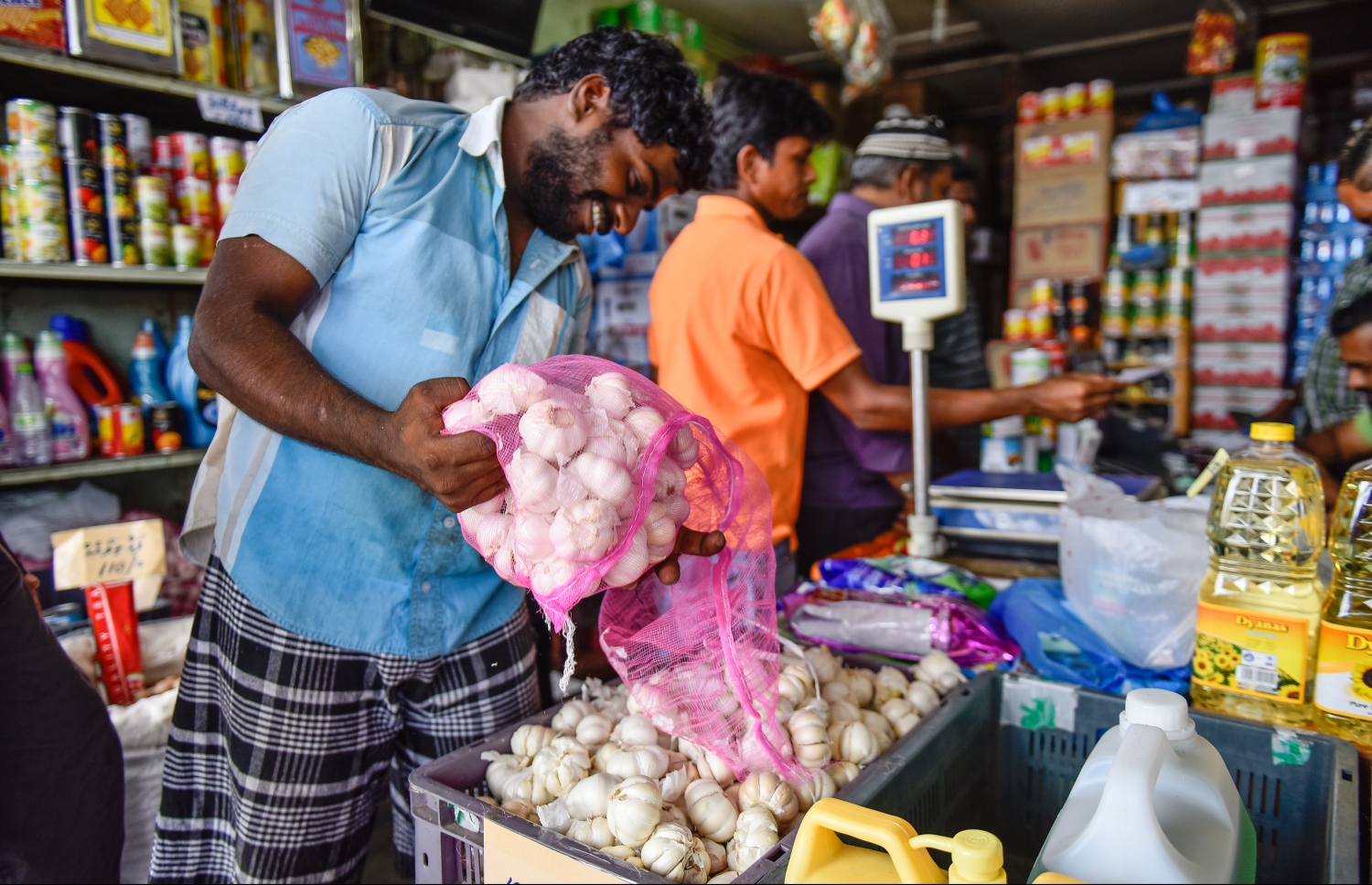 މާލެ: މޭ 17، 2017: ބާޒާރުމަތީގެ ފިހާރައެއްގައި މީހަކު ލޮނުމެދުތަކެއް ބާސްކެޓަކަށް އަޅަނީ.--- ފޮޓޯ: ނިޝާން އަލީ /މިހާރު