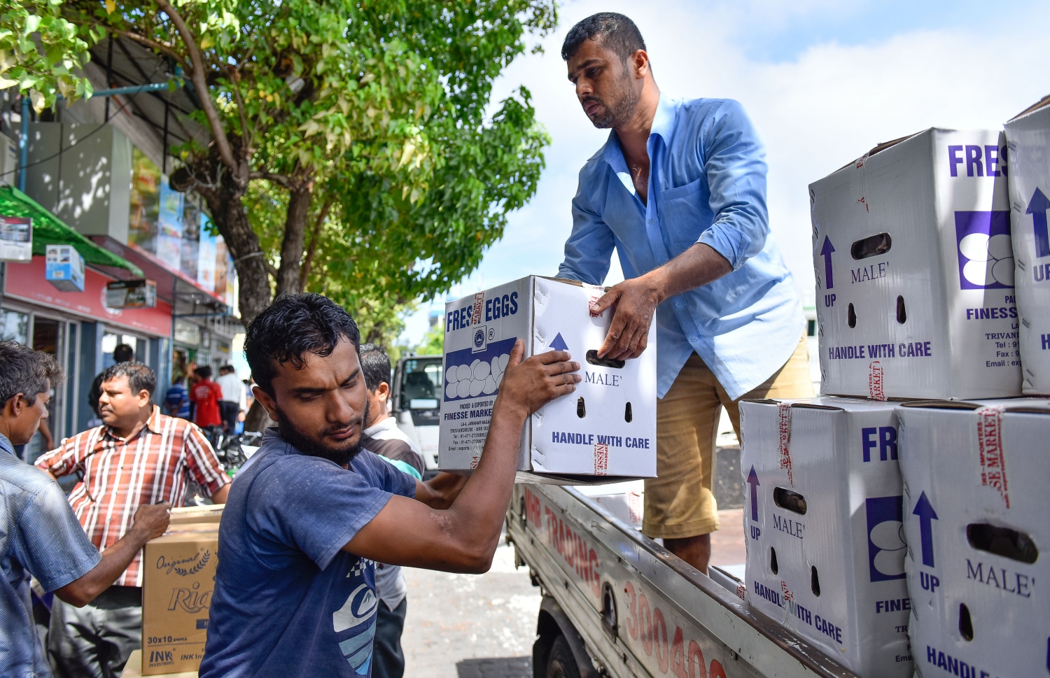 މާލެ: މޭ 17، 2017: ބާޒާރުމަތީގެ ފިހާރައަކަށް ބިސް ކޭސްތަކެއް ބާލަނީ: ރޯދަމަސް ފެށެން 10 ވަރަކަށް ދުވަހަށް ވެފައިވާއިރު، ކުރިން 250ރ. އަށް ވިއްކި ބިސް ކޭހެއް ވެސް މިހާރު ވިއްކަނީ 300ރ. އަށް.---މިހާރު ފޮޓޯ: ހުސެއިން ވަހީދު