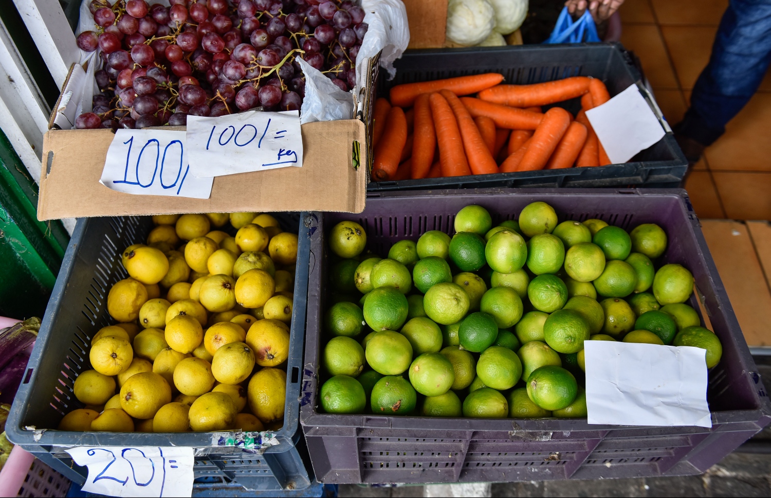 މާލެ: މޭ 17، 2017: ބާޒާރުމަތީގެ ފިހާރައެއްގައި ވިއްކަން ބަހައްޓާފައި ހުރި ތަރުކާރީގެ ބައެއް ބާވަތްތައް: ރޯދަމަސް ފެށެން ކައިރިވެފައިވާއިރު، ކާބޯތަކެތީގެ އަގު އުފުލެން މިހާރު ވަނީ ފަށާފައި.---މިހާރު ފޮޓޯ: ނިޝާން އަލީ