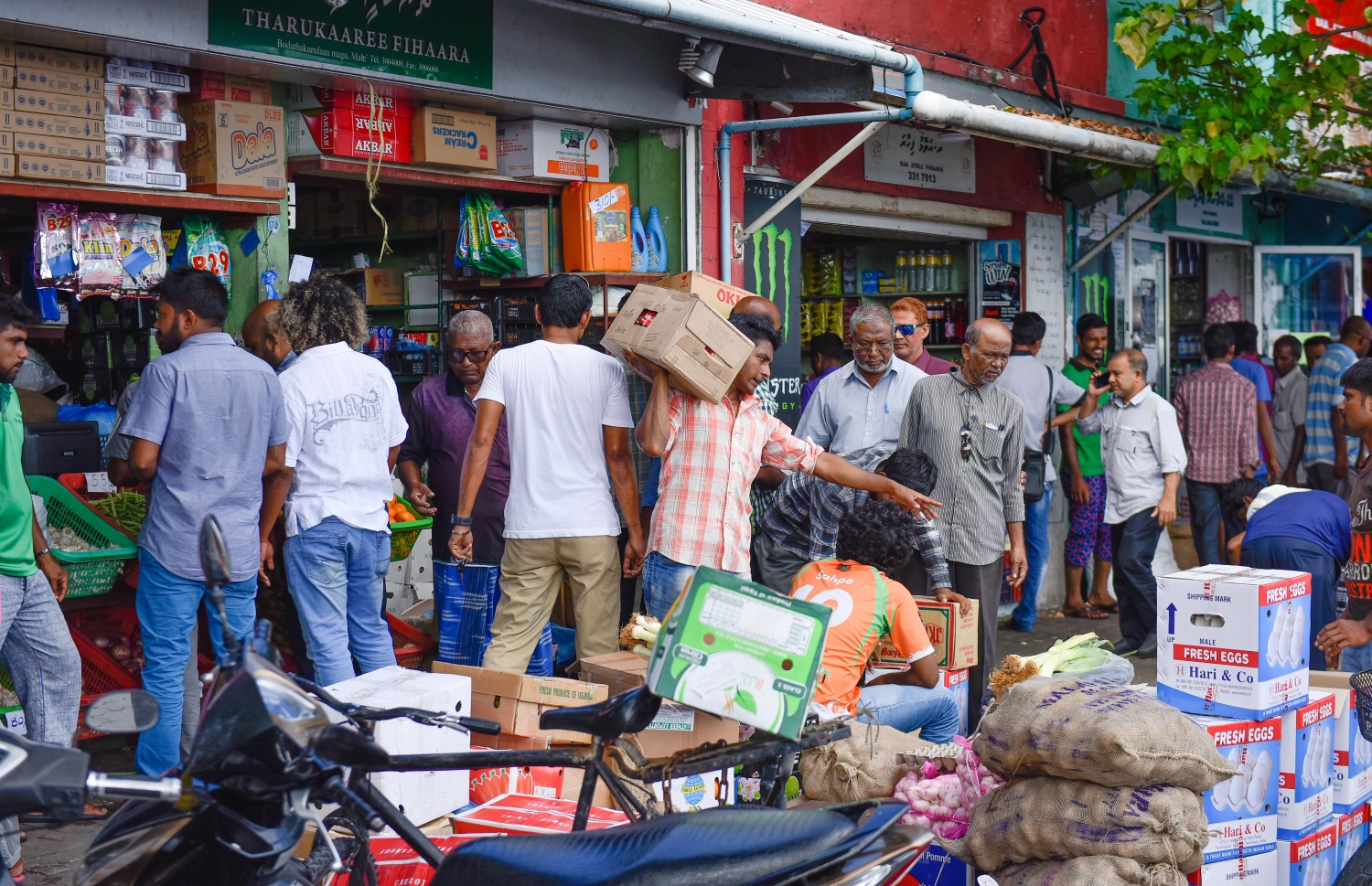 މާލެ: މޭ 17، 2017: މާލޭގެ ބާޒާރުމަތީގެ ފިހާރައެއްގެ ކައިރީގައި ބަޔަކު އެއްޗެހި ގަތުމަށް މަޑުކޮށްލައިގެން. ފޮޓޯ: ނިޝާން އަލީ /މިހާރު