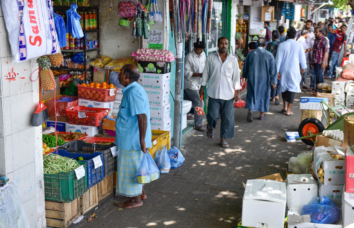 މާލެ: މޭ 17، 2017: ބާޒާރުމަތީގެ ފިހާރައެއްގައި ވިއްކަން ބަހައްޓާފައި ހުރި އަލަނާސިތަކެއް މީހަކު ބަލަނީ: ރޯދަމަސް ފެށެން 10 ވަރަކަށް ދުވަހަށް ވެފައިވާއިރު، ބާޒާރުމަތީގެ ހަލަބޮލިކަން ވަނީ އިތުރުވެފައި.--- ފޮޓޯ: ނިޝާން އަލީ /މިހާރު