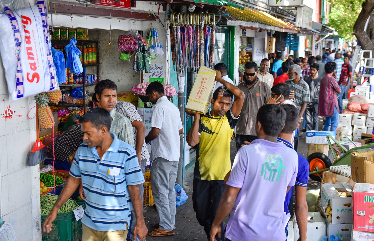 މާލެ: މޭ 17، 2017: ބާޒާރުމަތީގެ ފިހާރައެއްގެ ކައިރިން މީހަކު ފޮށިގަނޑެއް ކޮނޑަށް ލައިގެން ހިނގާފައި ދަނީ: ރޯދަމަސް ފެށެން 10 ވަރަކަށް ދުވަސް ވެފައިވާއިރު، ބާޒާރުމަތީގެ ހަލޮބޮލިކަން ވަނީ އިތުރުވެފައި.--- ފޮޓޯ: ނިޝާން އަލީ /މިހާރު