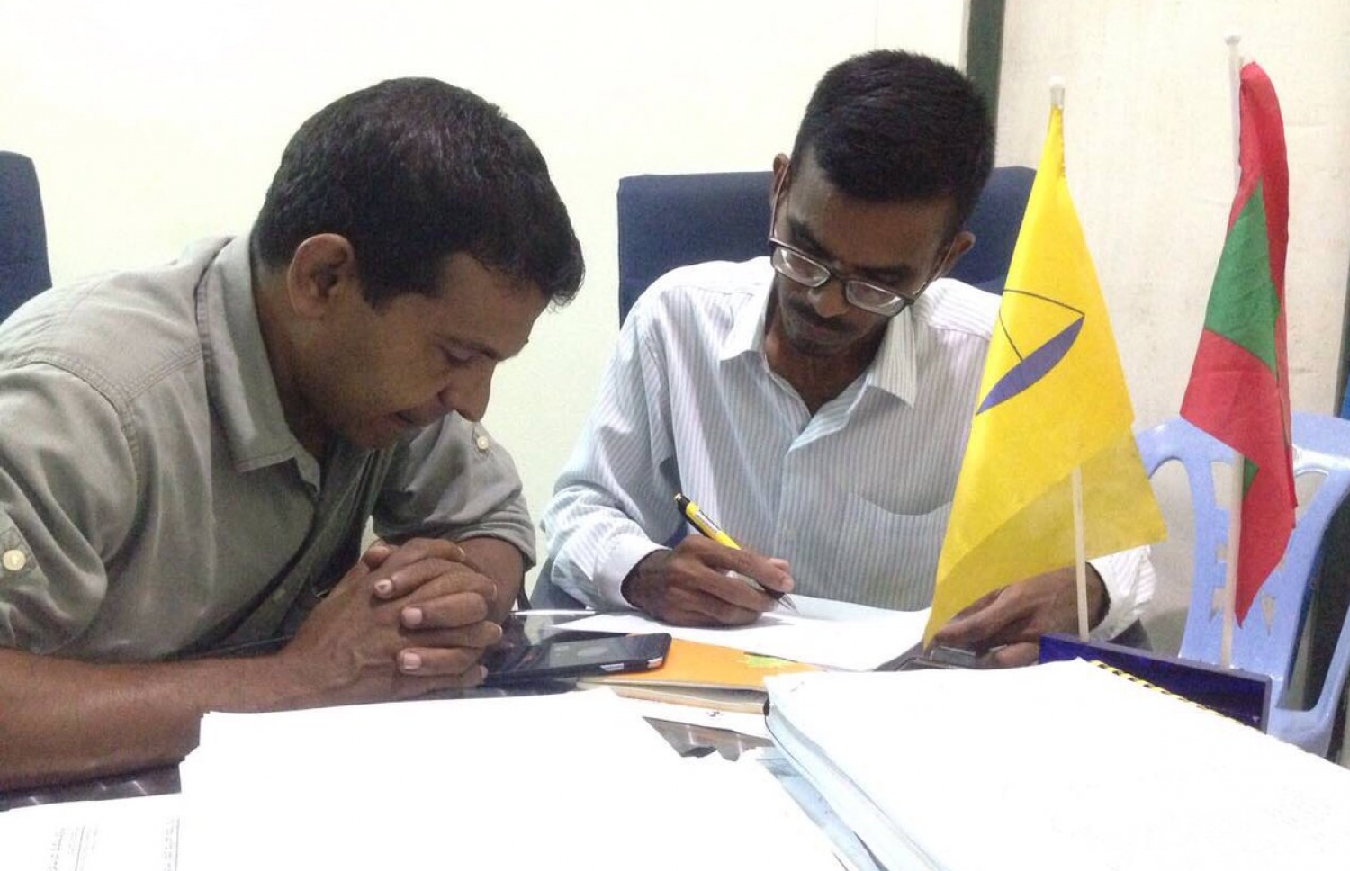 ފުވައްމުލަކު ސޓީ ކައުންސިލަށް ހޮވިވަޑައިގެންނެވި މެމްބަރުންނާ، ފޯން ކޮންފަރެންސް މެދުވެރިކޮށް ކުރީގެ ރައީސް ނަޝީދު އިއްޔެ ވާހަކަފުޅުދައްކަވަނީ.-- ފޮޓޯ: އެމްޑީޕީ