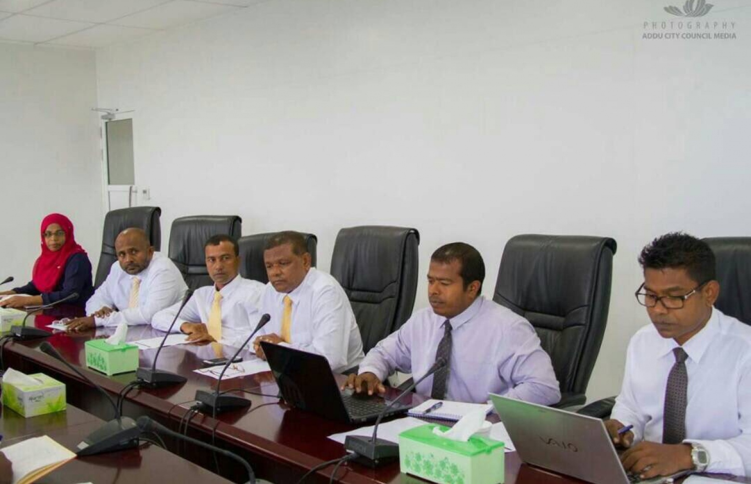އައްޑޫ ސޓީ ކައުންސިލަށް ހޮވިވަޑައިގެންނެވި ބޭފުޅުންނާ، ފޯން ކޮންފަރެންސް މެދުވެރިކޮށް ކުރީގެ ރައީސް ނަޝީދާ އިއްޔެ ވާހަކަ ދައްކަވަނީ. -- ފޮޓޯ: އެމްޑީޕީ