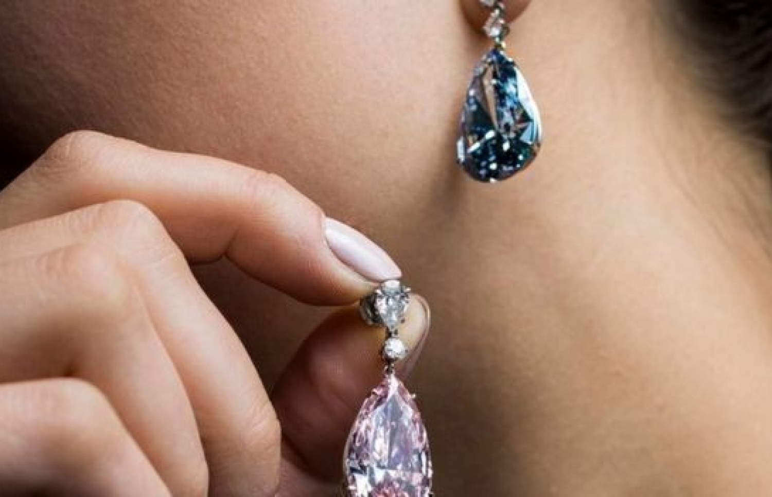 ނީލަމުގައި ވިއްކާލި ކަންފަތުގައިލާ މުދި ޖޯޑު ގަތް ފަރާތުގެ މައުލޫމާތު ހާމަކޮށްފައެއް ނުވޭ.