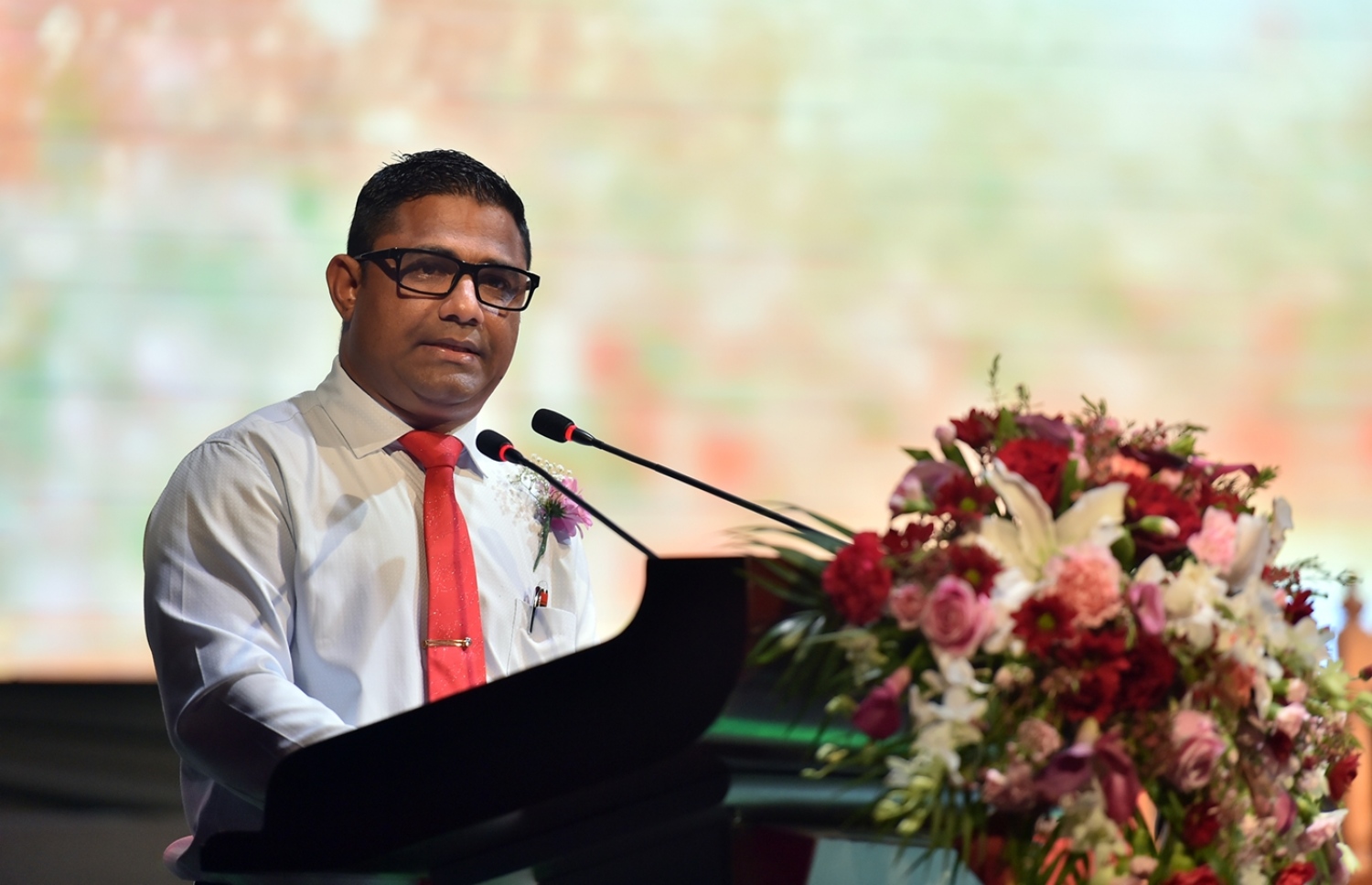 މާލެ: މޭ 16، 2017: ދިވެހި ބަސް ކުރިއެރުވުމަށް މަސައްކަތް ކުރަމުން އަންނަ ބޭފުޅުންނަށް ހިތްވަރު ދިނުމުގެ ގޮތުން ދިވެހި ބަހުގެ އެކަޑެމީން ތައާރަފުކުރި އެވޯޑް ދިނުމަށް އޮލިމްޕަހުގައި ބޭއްވި ރަސްމިއްޔާތުގައި އެކަޑެމީގެ ރައީސް އަޝްރަފް ވާހަކަ ދައްކަވަނީ: ހަތަރު ދާއިރާއަކުން ފަސް ބޭފުޅަކަށް މިފަހަރު އެވޯޑް ލިބިވަޑައިގެންނެވި.---ފޮޓޯ: ރައީސް އޮފީސް