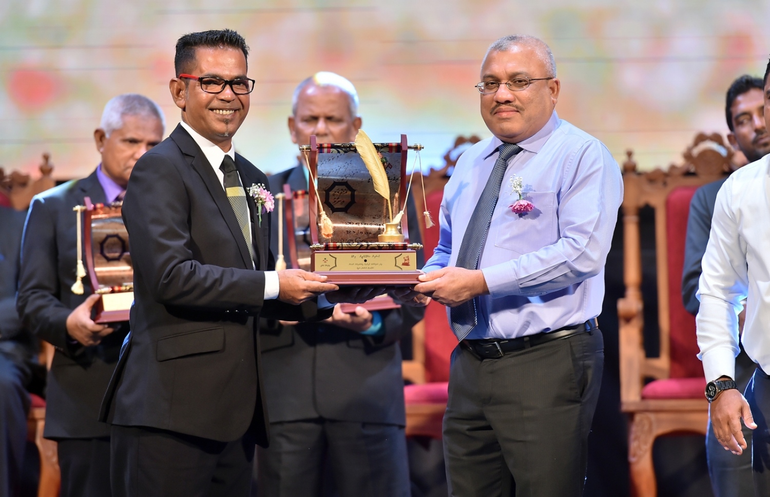 މާލެ: މޭ 16، 2017: ދިވެހި އަދަބިއްޔާތުގެ ދާއިރާ އިން ލިޔުންތެރިކަމުގެ ރޮނގުން ގ. ލަންކާ، ހޯރަފުށީ މުހައްމަދު ސަލީމަށް، ނައިބު ރައީސް ޖިހާދު އެވޯޑް ދެއްވަނީ: މިއީ ދިވެހި ބަސް ކުރިއެރުވުމަށް މަސައްކަތް ކުރަމުން އަންނަ ބޭފުޅުންނަށް ހިތްވަރު ދިނުމުގެ ގޮތުން ދިވެހި ބަހުގެ އެކަޑެމީން އަލަށް ތައާރަފުކުރި އެވޯޑެއް: މި ފަހަރު ހަތަރު ދާއިރާއަކުން ފަސް ބޭފުޅަކަށް އެވޯޑް ލިބިވަޑައިގެންނެވި.---ފޮޓޯ: ރައީސް އޮފީސް