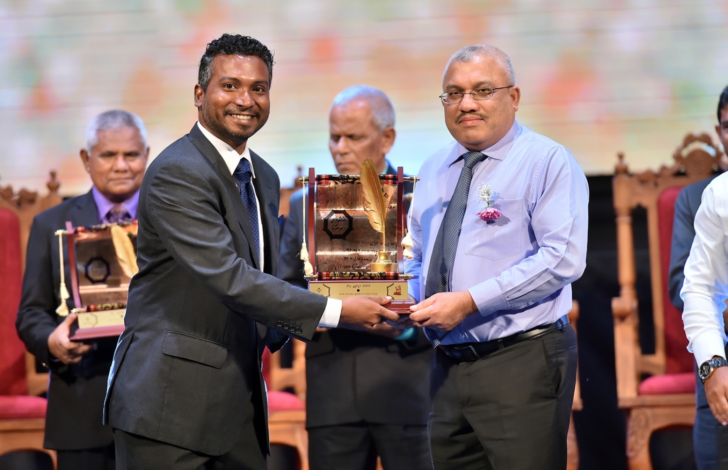 މާލެ: މޭ 16، 2017: އެކެޑަމީ އިނާމަށް ކުރިމަތިލެއްވި ފަރާތްތަކުގެ ތެރެއިން، އެ އިނާމު ހައްޤުވާ ފަރާތްތަކަށް އިނާމު ދިނުމަށް އޮލިމްޕަހުގައި ބޭއްވި ޖަލްސާގައި ނައިބު ރައީސް އަބްދުﷲ ޖިހާދު (ކ)، އެވޯޑް ދެއްވަނީ.-- ފޮޓޯ: ރައީސް އޮފީސް