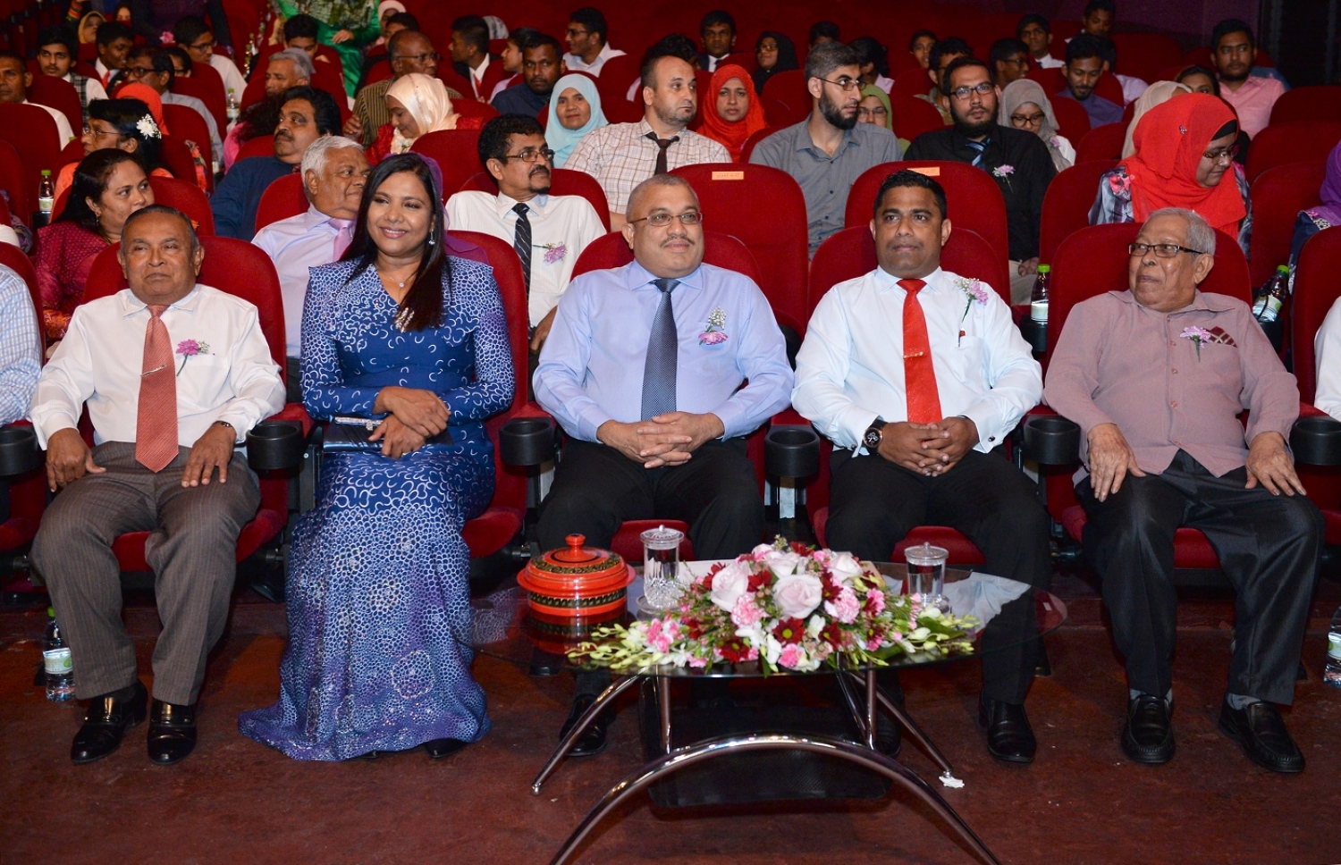 މާލެ: މޭ 16، 2017: ދިވެހި ބަސް ކުރިއެރުވުމަށް މަސައްކަތް ކުރަމުން އަންނަ ބޭފުޅުންނަށް ހިތްވަރު ދިނުމުގެ ގޮތުން ދިވެހި ބަހުގެ އެކަޑެމީން ތައާރަފުކުރި އެވޯޑް ދިނުމަށް އޮލިމްޕަހުގައި ބޭއްވި ރަސްމިއްޔާތުގެ ތެރެއިން: ހަތަރު ދާއިރާއަކުން ފަސް ބޭފުޅަކަށް މިފަހަރު އެވޯޑް ލިބިވަޑައިގެންނެވި.---ފޮޓޯ: ރައީސް އޮފީސް