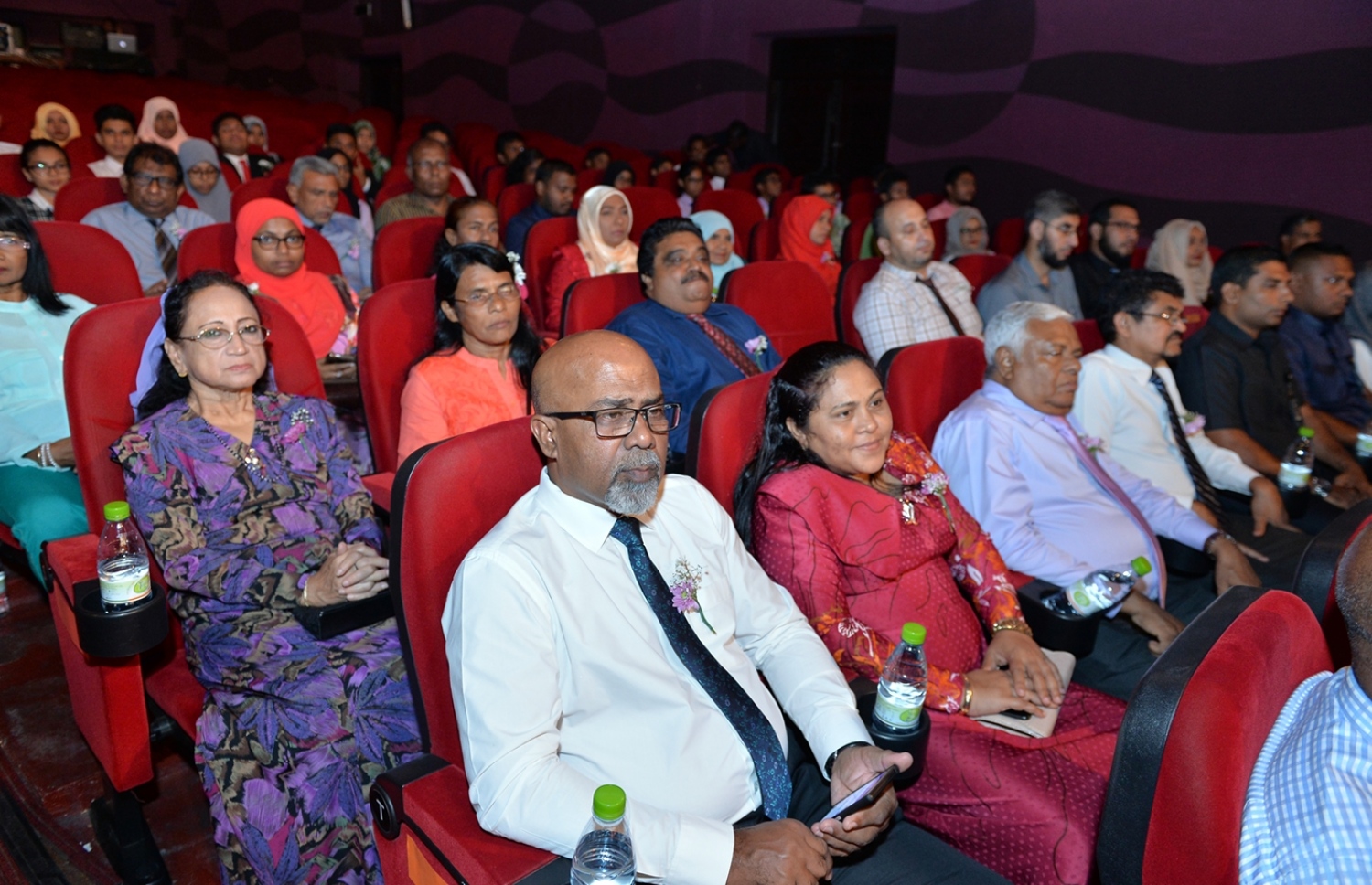 މާލެ: މޭ 16، 2017: ދިވެހި ބަސް ކުރިއެރުވުމަށް މަސައްކަތް ކުރަމުން އަންނަ ބޭފުޅުންނަށް ހިތްވަރު ދިނުމުގެ ގޮތުން ދިވެހި ބަހުގެ އެކަޑެމީން ތައާރަފުކުރި އެވޯޑް ދިނުމަށް އޮލިމްޕަހުގައި ބޭއްވި ރަސްމިއްޔާތުގެ ތެރެއިން: ހަތަރު ދާއިރާއަކުން ފަސް ބޭފުޅަކަށް މިފަހަރު އެވޯޑް ލިބިވަޑައިގެންނެވި.---ފޮޓޯ: ރައީސް އޮފީސް