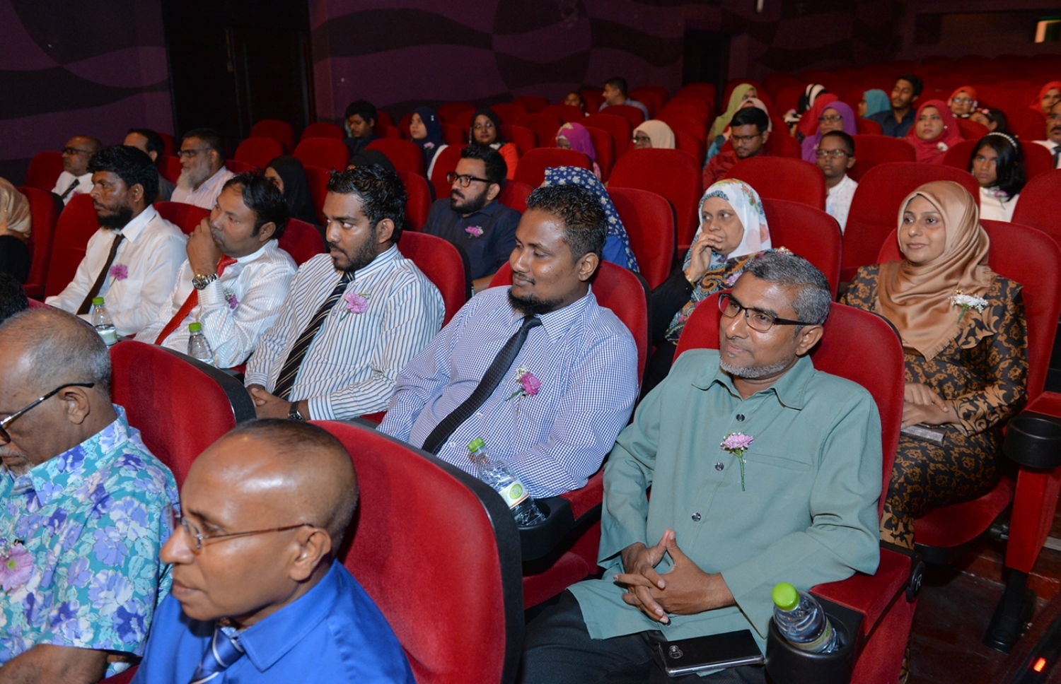 މާލެ: މޭ 16، 2017: ދިވެހި ބަސް ކުރިއެރުވުމަށް މަސައްކަތް ކުރަމުން އަންނަ ބޭފުޅުންނަށް ހިތްވަރު ދިނުމުގެ ގޮތުން ދިވެހި ބަހުގެ އެކަޑެމީން ތައާރަފުކުރި އެވޯޑް ދިނުމަށް އޮލިމްޕަހުގައި ބޭއްވި ރަސްމިއްޔާތުގެ ތެރެއިން: ހަތަރު ދާއިރާއަކުން ފަސް ބޭފުޅަކަށް މިފަހަރު އެވޯޑް ލިބިވަޑައިގެންނެވި.---ފޮޓޯ: ރައީސް އޮފީސް