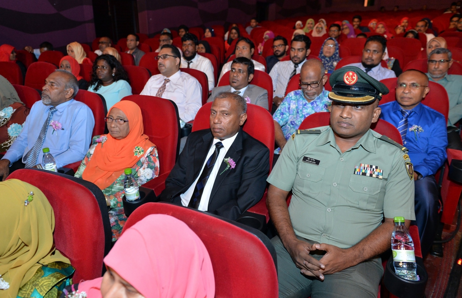 މާލެ: މޭ 16، 2017: ދިވެހި ބަސް ކުރިއެރުވުމަށް މަސައްކަތް ކުރަމުން އަންނަ ބޭފުޅުންނަށް ހިތްވަރު ދިނުމުގެ ގޮތުން ދިވެހި ބަހުގެ އެކަޑެމީން ތައާރަފުކުރި އެވޯޑް ދިނުމަށް އޮލިމްޕަހުގައި ބޭއްވި ރަސްމިއްޔާތުގެ ތެރެއިން: ހަތަރު ދާއިރާއަކުން ފަސް ބޭފުޅަކަށް މިފަހަރު އެވޯޑް ލިބިވަޑައިގެންނެވި.---ފޮޓޯ: ރައީސް އޮފީސް