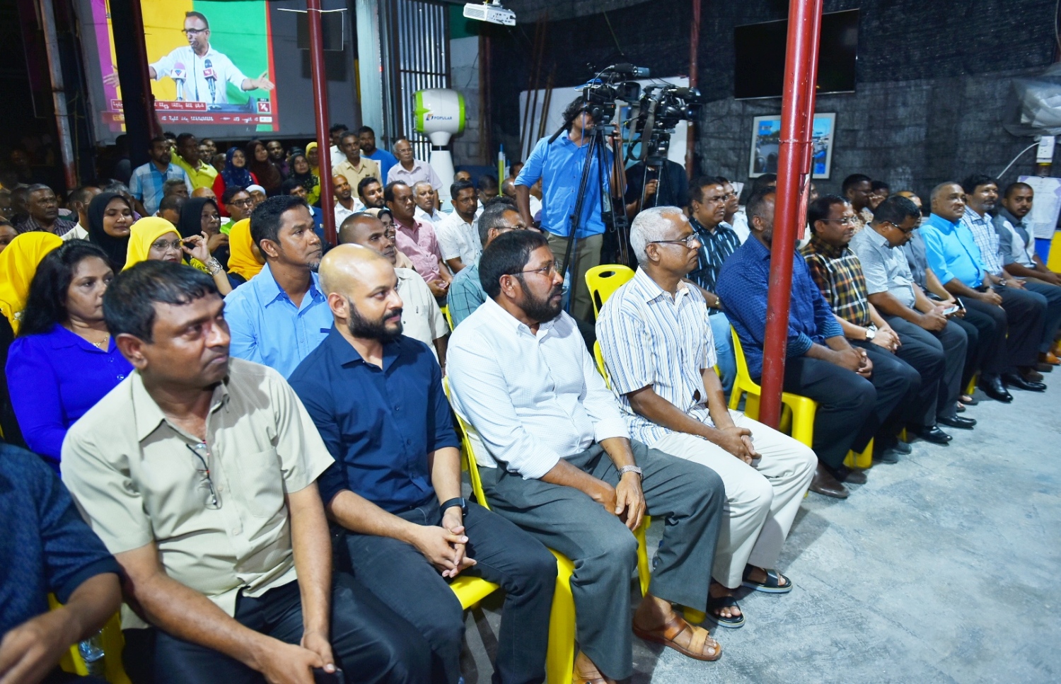 ގާސިމް ޖަލުން މިނިވަންވެޑައިގެންނެވި ފަހުން ފުރަތަމަ ފަހަރަށް އެމްޑީޕީގެ ހަރުގޭގައި.--- މިހާރު ފޮޓޯ: ހުސެއިން ވަހީދު