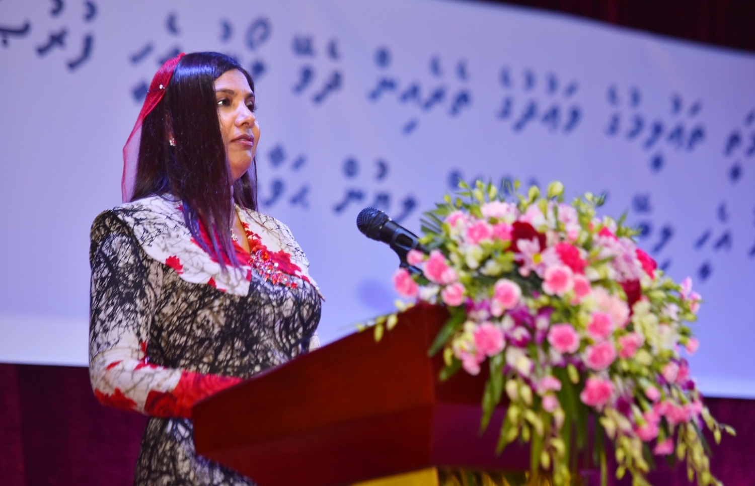 މަތީ ތައުލީމްގެ ލޯނު ލިބުނު ދަރިވަރުންނަށް އެކަމުގެ ލިޔުން ހަވާލުކުރަން ރޭ ބޭއްވި ހަފުލާގައި އެޑިއުކޭޝަން މިނިސްޓަރު ޑރ. އާއިޝަތު ޝިހާމް ވާހަކަ ދައްކަަވަނީ.-- ފޮޓޯ: ހުސެއިން ވަހީދު/ މިހާރު