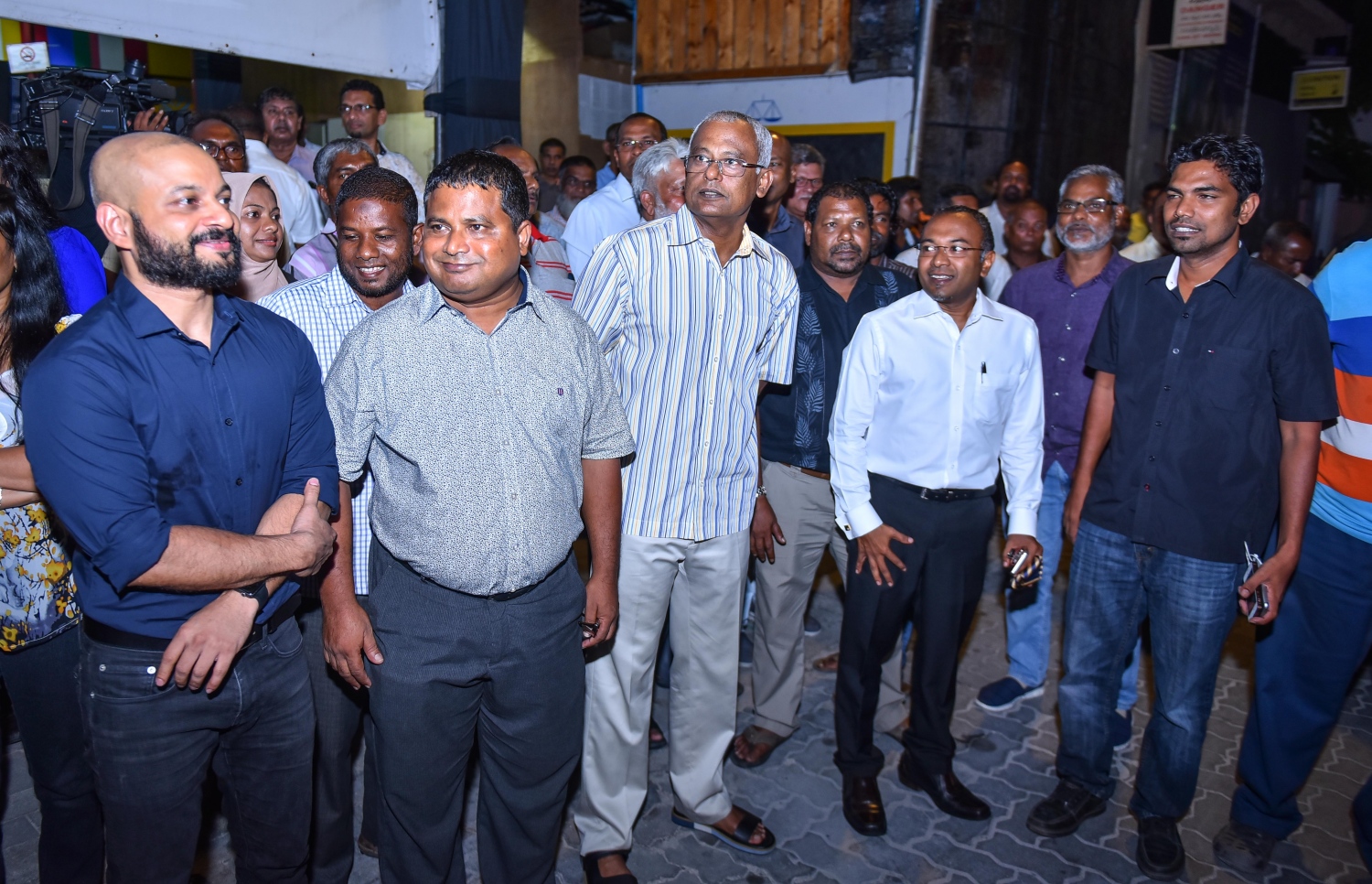 މާލެ، މޭ 17، 2017- އިދިކޮޅު ކޯލިޝަނުން އެމްޑީޕީގެ ހަރުގޭގައި ބޭއްވި ޖަލްސާ އަށް ޖުމްހޫރީ ޕާޓީގެ ލީޑަރު ގާސިމް އިބްރާހިމް ވަޑައިގަންނަވާނެ އިރެއްގެ އިންތިޒާރުގައި އިދިކޮޅު އިސް ލީޑަރު މަޑުކޮށްލައްވައިގެން.---މިހާރު ފޮޓޯ: ހުސެއިން ވަހީދު