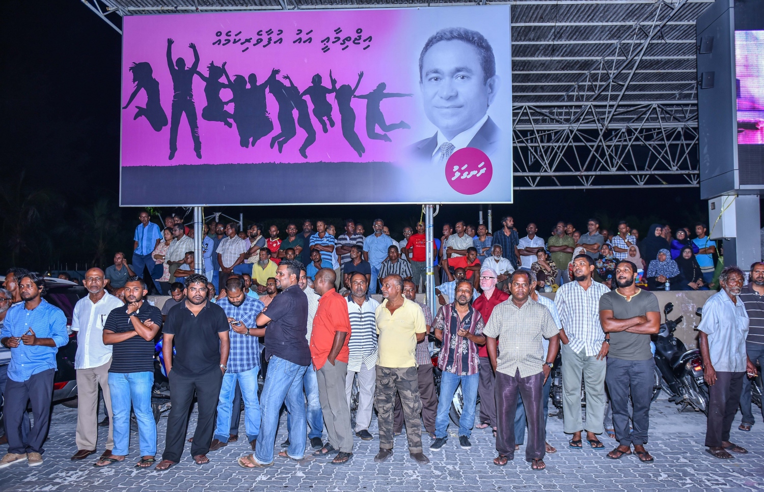 މާލެ، މޭ 17، 2017- އިދިކޮޅު ކޯލިޝަނުން އެމްޑީޕީގެ ހަރުގޭގައި ބޭއްވި ޖަލްސާ އަށް ޖުމްހޫރީ ޕާޓީގެ ލީޑަރު ގާސިމް އިބްރާހިމް ވަޑައިގަންނަވާނެ އިރެއްގެ އިންތިޒާރުގައި އިދިކޮޅު ފަރާތްތަކުން ހަރުގެ ކުރިމަތީގައި މަޑުކޮށްލައިގެން.---މިހާރު ފޮޓޯ: ހުސެއިން ވަހީދު