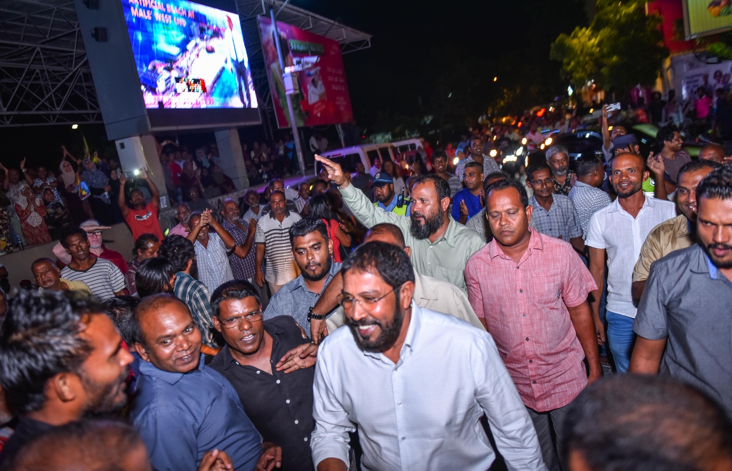 މާލެ، މޭ 17، 2017- އިދިކޮޅު ކޯލިޝަނުން އެމްޑީޕީގެ ހަރުގޭގައި ބޭއްވި ޖަލްސާ އަށް ޖުމްހޫރީ ޕާޓީގެ ލީޑަރު ގާސިމް އިބްރާހިމް ވަޑައިގަތުމުން އޭނާ އަށް މަރުހަބާ ދަންނަވަނީ.---މިހާރު ފޮޓޯ: ހުސެއިން ވަހީދު