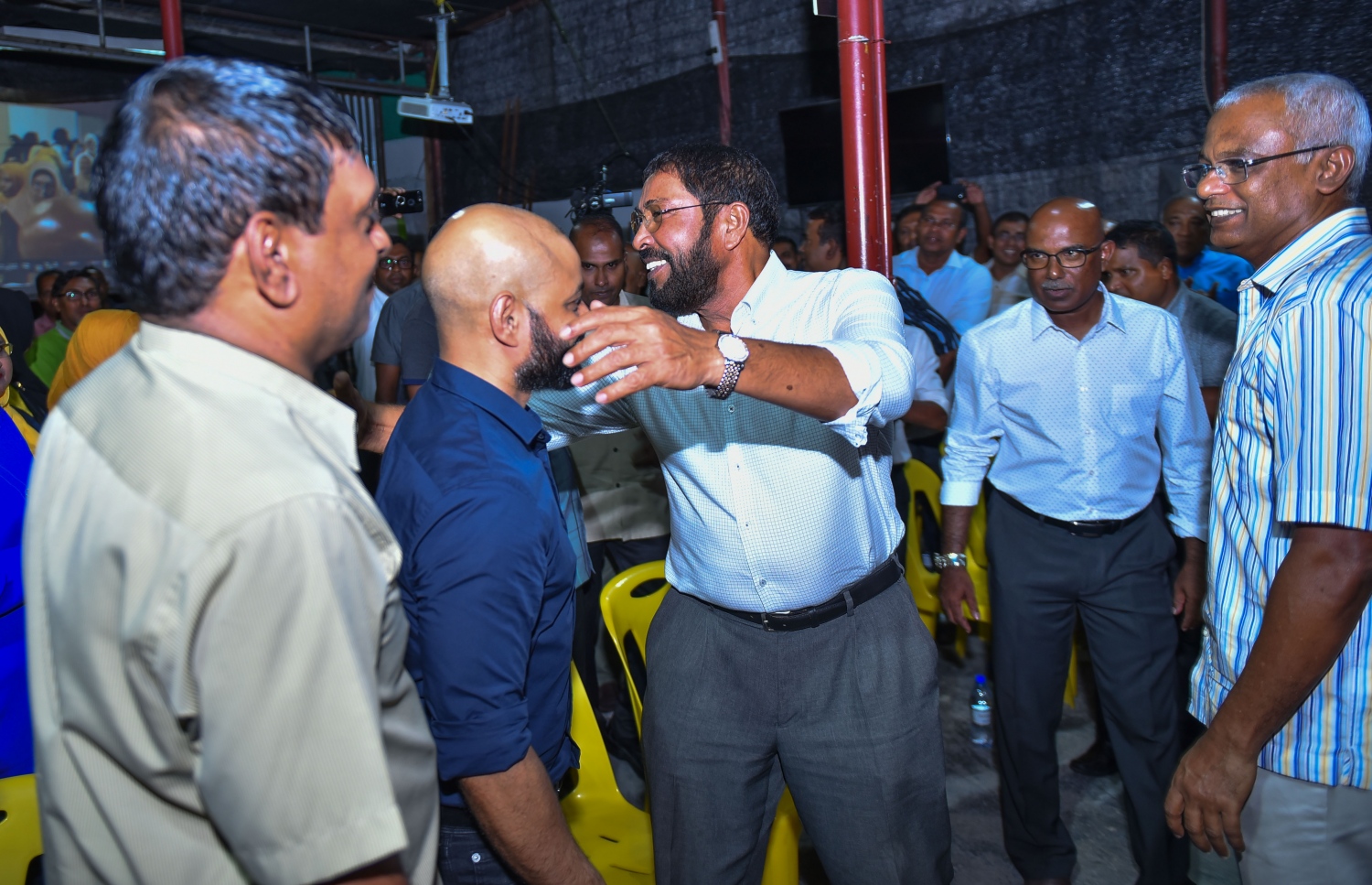 މާލެ، މޭ 17، 2017- އިދިކޮޅު ކޯލިޝަނުން އެމްޑީޕީގެ ހަރުގޭގައި ބޭއްވި ޖަލްސާގައި ޖުމްހޫރީ ޕާޓީގެ ލީޑަރު ގާސިމާއި ކުރީގެ ރައީސް މައުމޫންގެ ދަރިކަލުން ފާރިސް މައުމޫން.---މިހާރު ފޮޓޯ: ހުސެއިން ވަހީދު