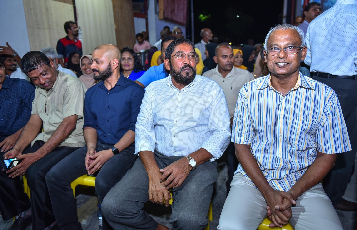 މާލެ، މޭ 17، 2017- އިދިކޮޅު ކޯލިޝަނުން އެމްޑީޕީގެ ހަރުގޭގައި ބޭއްވި ޖަލްސާގައި ޕާޓީތަކުގެ ބައެއް އިސްބޭފުޅުން ބައިވެރިވެވަޑައިގަންނަވަނީ.---މިހާރު ފޮޓޯ: ހުސެއިން ވަހީދު