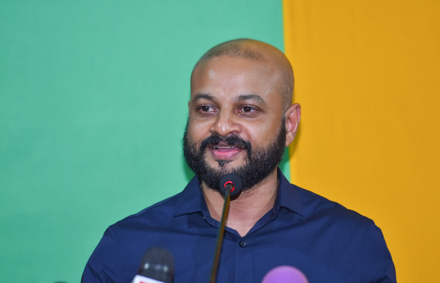 މާލެ، މޭ 17، 2017- އިދިކޮޅު ކޯލިޝަނުން އެމްޑީޕީގެ ހަރުގޭގައި ބޭއްވި ޖަލްސާގައި ކުރީގެ ރައީސް މައުމޫންގެ ދަރިކަލުން އަދި ދިއްގަރު ދާއިރާގެ މެމްބަރު ފާރިސް ވާހަކަ ދައްކަވަނީ: މިއީ އެމްޑީޕީގެ ޕޯޑިއަމެއްގައި އޭނާ ވާހަކަ ދެއްކެވި ފުރަތަމަ ފަހަރު.---މިހާރު ފޮޓޯ: ހުސެއިން ވަހީދު