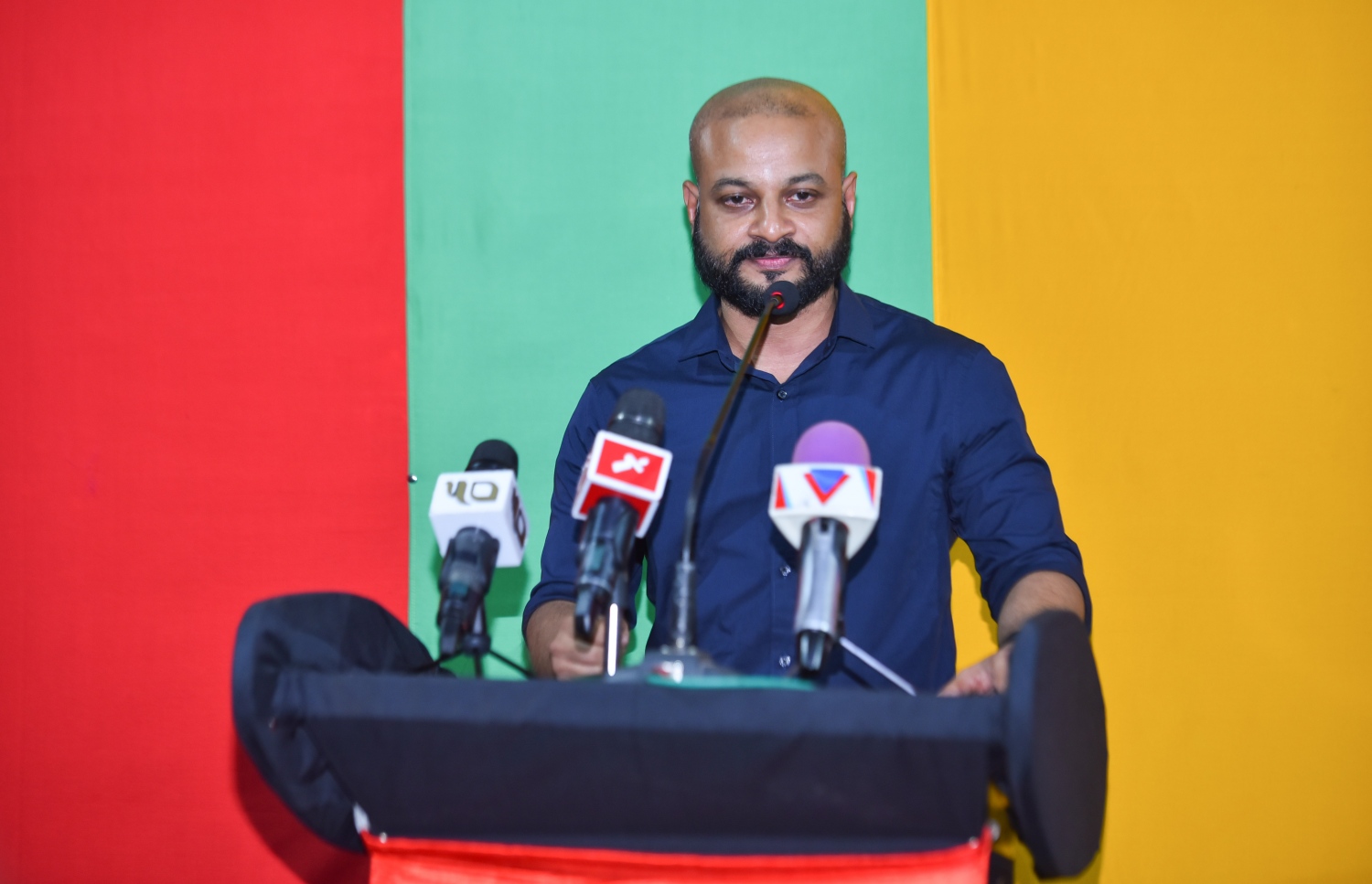 މާލެ، މޭ 17، 2017- އިދިކޮޅު ކޯލިޝަނުން އެމްޑީޕީގެ ހަރުގޭގައި ބޭއްވި ޖަލްސާގައި ކުރީގެ ރައީސް މައުމޫންގެ ދަރިކަލުން އަދި ދިއްގަރު ދާއިރާގެ މެމްބަރު ފާރިސް ވާހަކަ ދައްކަވަނީ: މިއީ އެމްޑީޕީގެ ޕޯޑިއަމެއްގައި އޭނާ ވާހަކަ ދެއްކެވި ފުރަތަމަ ފަހަރު.---މިހާރު ފޮޓޯ: ހުސެއިން ވަހީދު