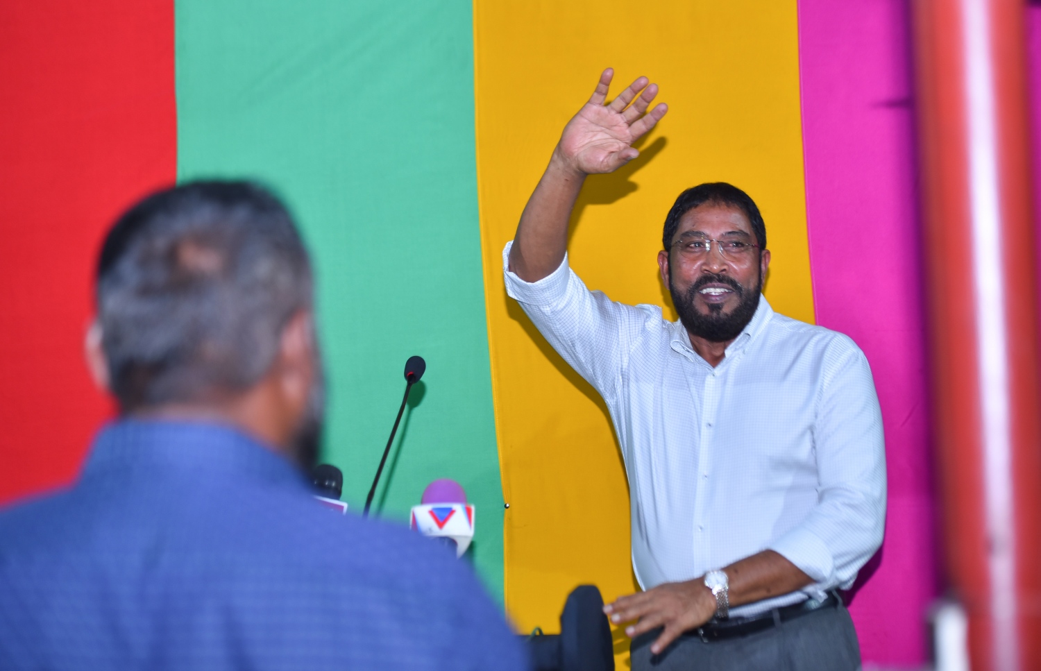 މާލެ، މޭ 17، 2017- އިދިކޮޅު ކޯލިޝަނުން އެމްޑީޕީގެ ހަރުގޭގައި ބޭއްވި ޖަލްސާގައި ގާސިމް އާންމުންނާ ސަލާމް ކުރައްވަނީ.---މިހާރު ފޮޓޯ: ހުސެއިން ވަހީދު