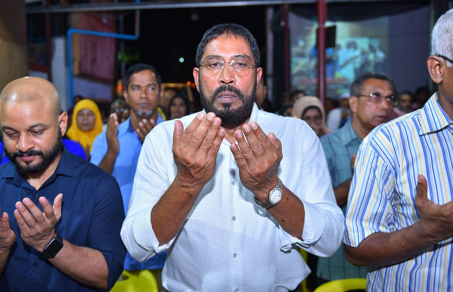 މާލެ، މޭ 17، 2017- އިދިކޮޅު ކޯލިޝަނުން އެމްޑީޕީގެ ހަރުގޭގައި ބޭއްވި ޖަލްސާގައި ޖުމްހޫރީ ޕާޓީގެ ލީޑަރު ގާސިމް އިބްރާހީމާއި ކުރީގެ ރައީސް މައުމޫންގެ ދަރިކަލުން ފާރިސް ދުއާ އަތް ނަންގަވައިގެން---މިހާރު ފޮޓޯ: ހުސެއިން ވަހީދު