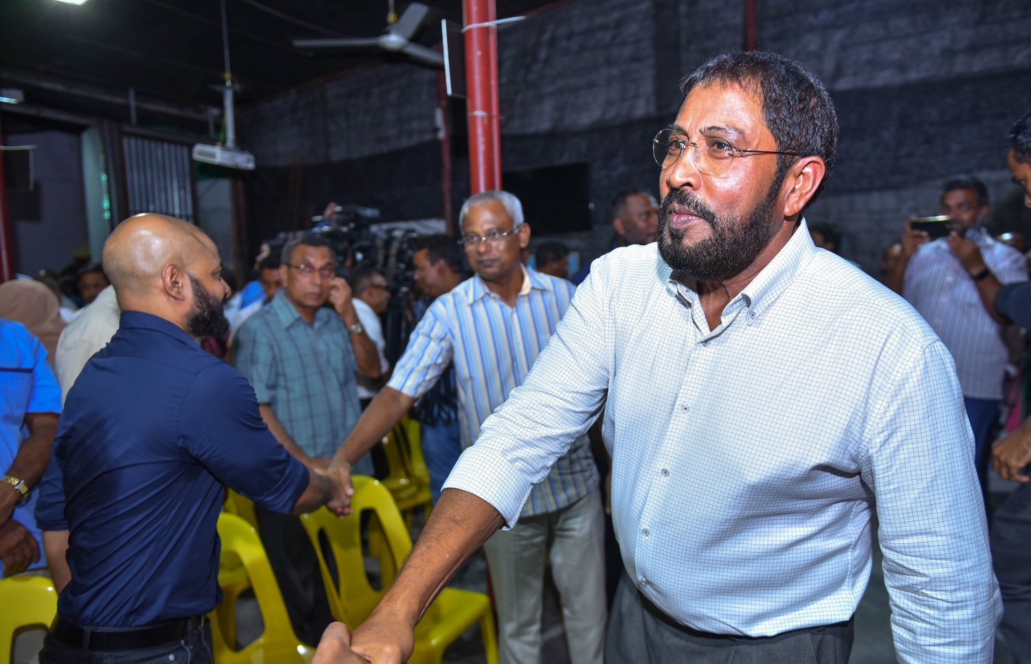 މާލެ، މޭ 17، 2017- އިދިކޮޅު ކޯލިޝަނުން އެމްޑީޕީގެ ހަރުގޭގައި ބޭއްވި ޖަލްސާގައި ޖުމްހޫރީ ޕާޓީގެ ލީޑަރު ގާސިމް އިބްރާހީމާއި ކުރީގެ ރައީސް މައުމޫންގެ ދަރިކަލުން ފާރިސް މައުމޫން ބައެއް ބޭފުޅުންނާ ސަލާމް ކުރައްވަނީ.---މިހާރު ފޮޓޯ: ހުސެއިން ވަހީދު