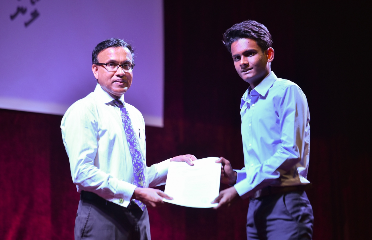 މާލެ: މޭ 17، 2017- މަތީ ތައުލީމަށް ކިޔެވުމަށް އެޑިއުކޭޝަން މިނިސްޓްރީން ދޭ ލޯން ސްކީމުގެ ލިޔުން ދަރިވަރުންނާ ހަވާލުކުރުމުގެ ގޮތުން ޢިޔާސުއްދީން ސްލޫލުގައި ބޭއްވި ޖަލްސާގެ ތެރެއިން.--ފައިލް ފޮޓޯ: މިހާރު