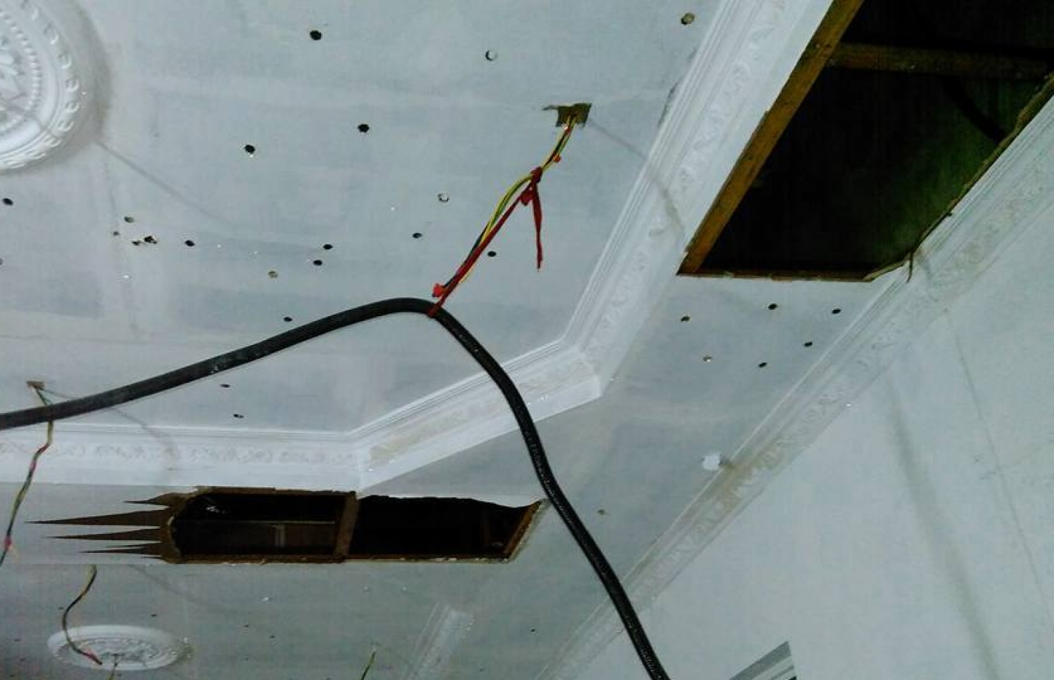 ނަގޫރޯޅީގައި ފުރާޅު އެއްލައިލުމާ އެކު ގެއެއްގެ ސީލިން ވެސް ހަލާކުވެފައި: ބައެއް ގޭގޭގައި މިވަގުތު އުޅެވޭނެ ގޮތެއް ނެތް