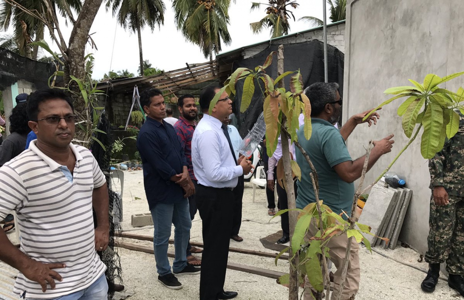 ނަގޫރޯޅީގައި ގެއްލުން ލިބުނު ގެއެއްގެ ހާލަތު ޑިފެންސް މިނިސްޓަރު ބައްލަވާލައްވަނީ. - ފޮޓޯ: ހީނާ ވަލީދު