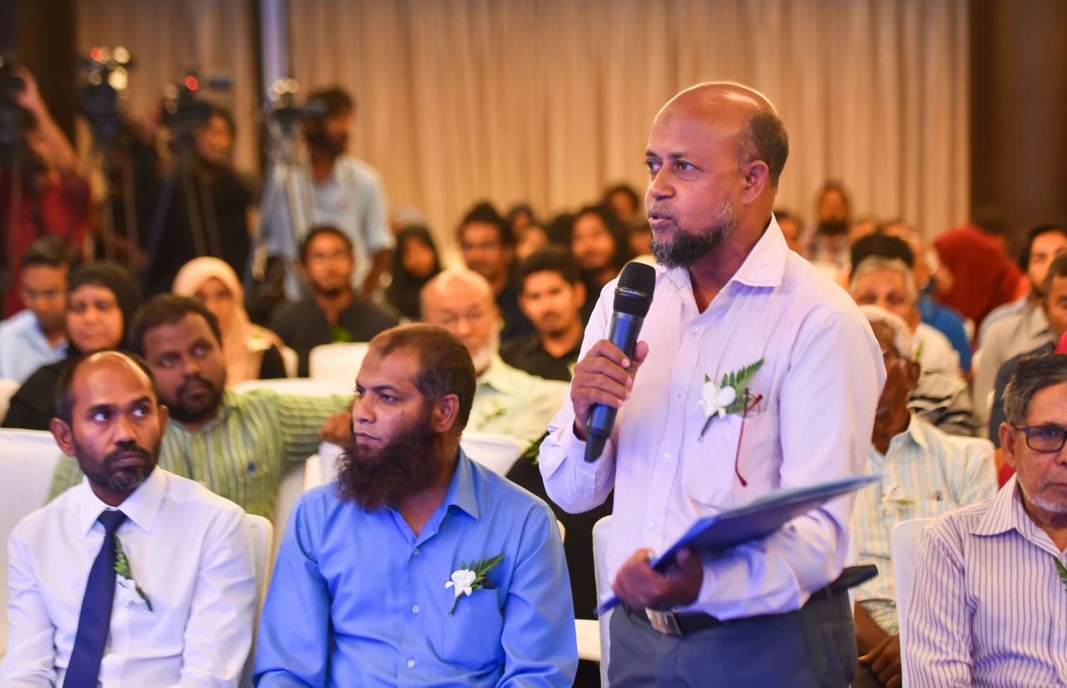 އެމްޓީސީސީން މިދިޔަ ހަފުތާގައި ބޭއްވި ހާއްސަ ޖަލްސާގައި އެ ކުންފުނީގެ ހިއްސާދާރު އަދި މަޖިލީސްގެ ކުރީގެ މެމްބަރު މުއްތޮލިބު ވާހަކަދައްކަވަނީ: ސަރުކާރުން ބޭނުން ވެއްޖެ ނަމަ އާއްމު ޑިރެކްޓަރުން ހޮވަން ވޯޓުލެވޭ އުސޫލަށް ގިނަ މީހުން ދެކޮޅު --ފޮޓޯ: ހުސެއިން ވަހީދު /މިހާރު