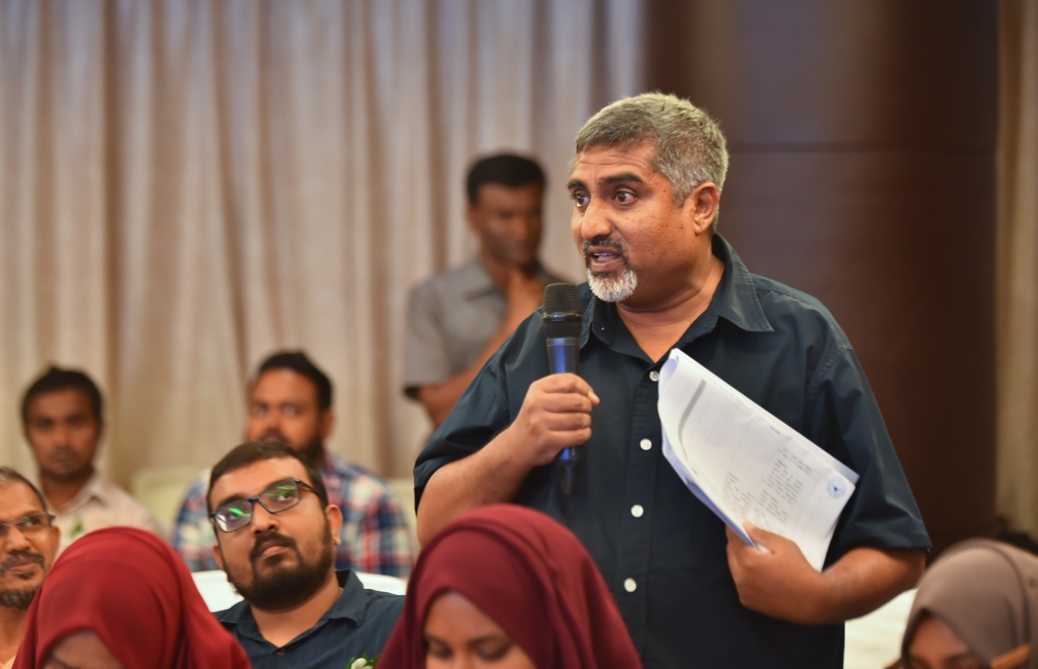 އެމްޓީސީސީން މިރޭ ބޭއްވި ހާއްސަ ޖަލްސާގައި އެ ކުންފުނީގެ ހިއްސާދާރު އަދި ގާނޫނީ ވަކީލު މުއިއްޒު ވާހަކަދައްކަވަނީ. ފޮޓޯ: ހުސެއިން ވަހީދު /މިހާރު