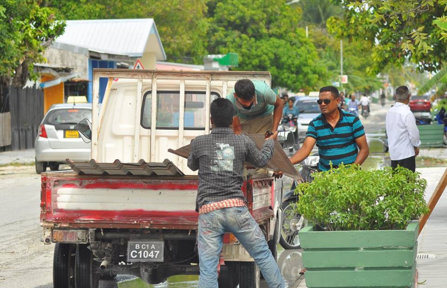 ނަގޫރޯޅީގައި ގެއްލުންވި ގެއެއްގެ މަރާމާތަށް ޓިނު ބާލަނީ. ފޮޓޯ: ކިޔުންތެރިއެއް.