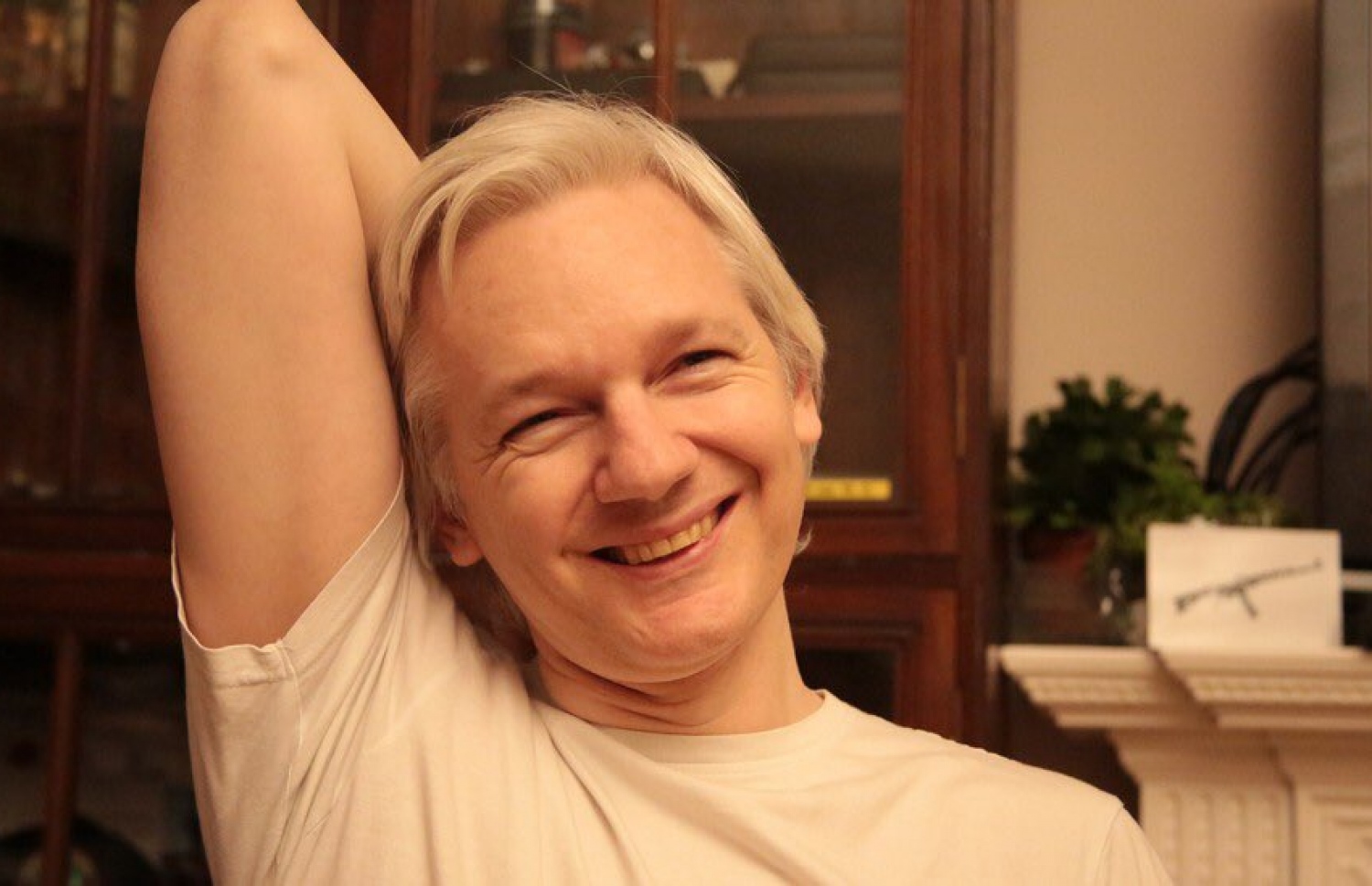 އަސާންޖް އިކުއެޑޯ އެމްބަސީގައި.