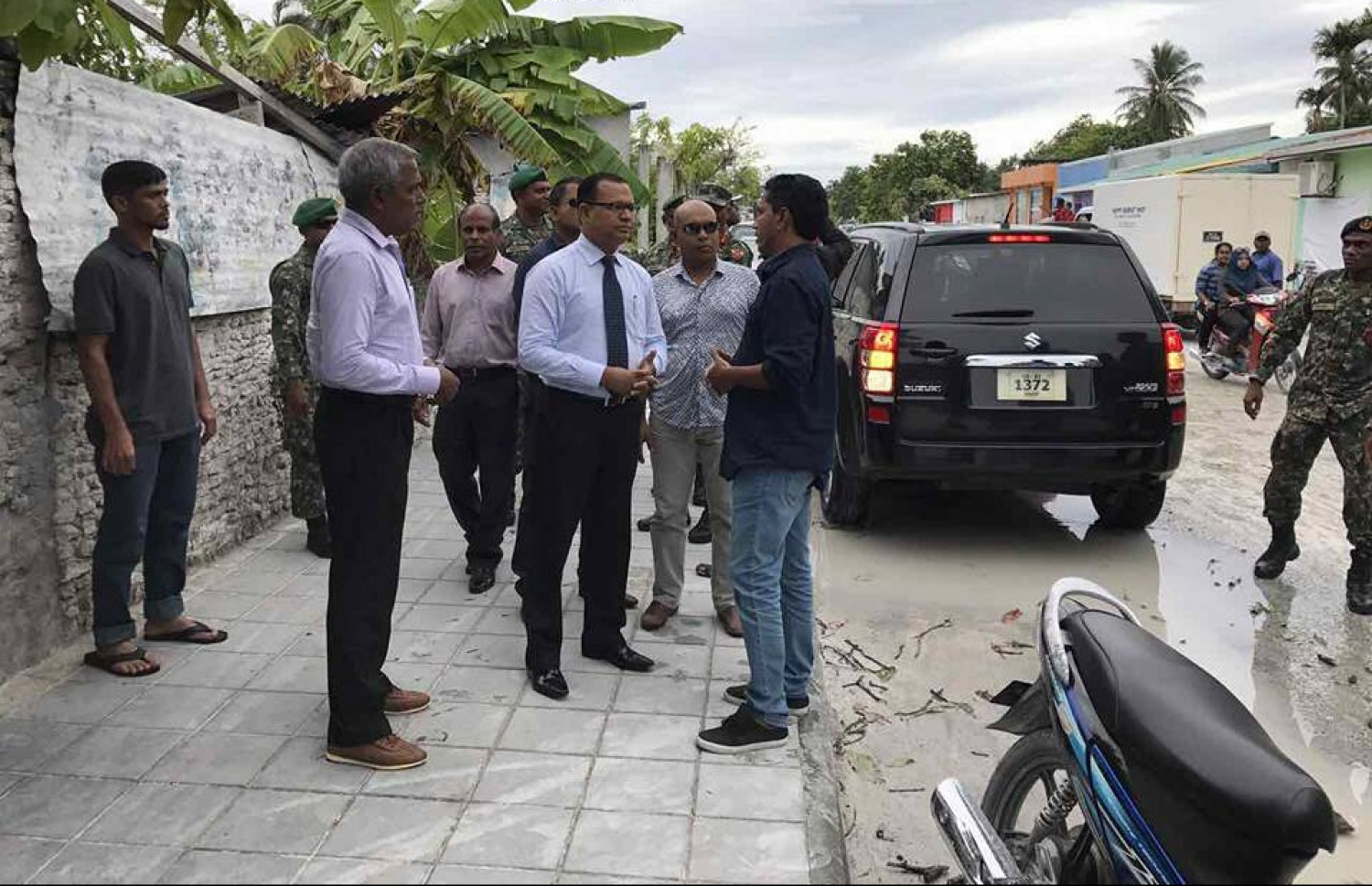 ރައީސްގެ ވަފުދުގައި ހިމެނޭ ޑިފެންސް މިނިސްޓަރު އާދަމް ޝަރީފް އައްޑޫ މޭޔަރު ސޯބެއާ ވާހަކަ ދައްކަވަނީ.