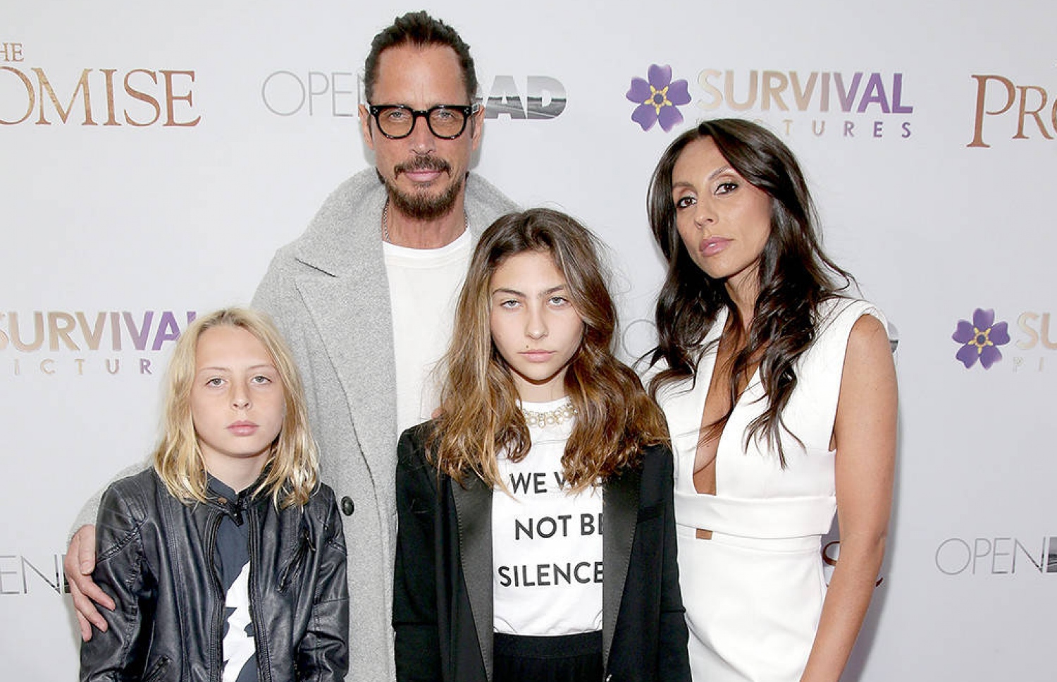 ކްރިސް އަންހެނުންނާއި ދަރިންނާ އެކު: އޭނާ މަރުވުމުން އާއިލާ ތިބީ ޝޮކެއްގައި.