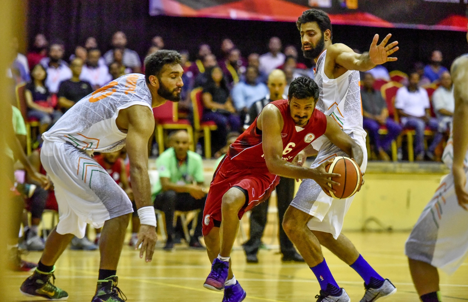 މިދިޔަ އަހަރުގެ ސާބާ ޗެމްޕިއަންޝިޕުގައި އިންޑިއާ ދެ ކުޅުންތެރިން ކައިރިން ޒިލާ (މ) ދެމި ގަންނަނީ. --ފޮޓޯ: ނިޝާން އަލީ/ މިހާރު