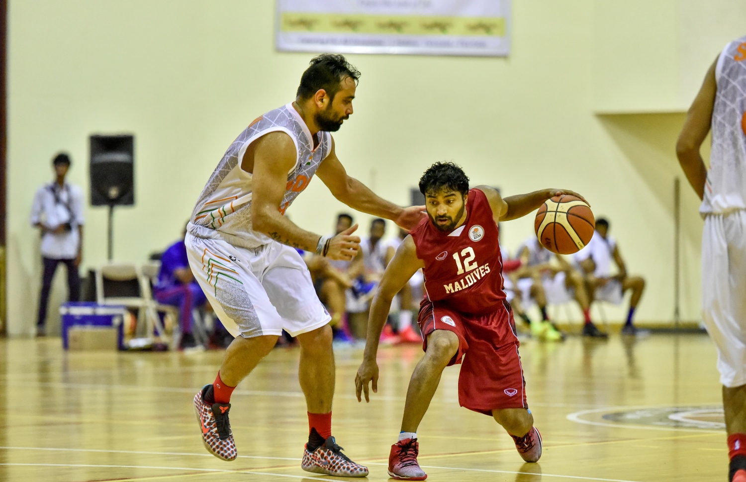 ރާއްޖޭގެ ޒަބީރު (ކ) އަތުން ބޯޅަ ހޯދަން އިންޑިއާގެ ކުޅުންތެރިއަކު މަސައްކަތްކުރަނީ. --ފޮޓޯ: ނިޝާން އަލީ/ މިހާރު